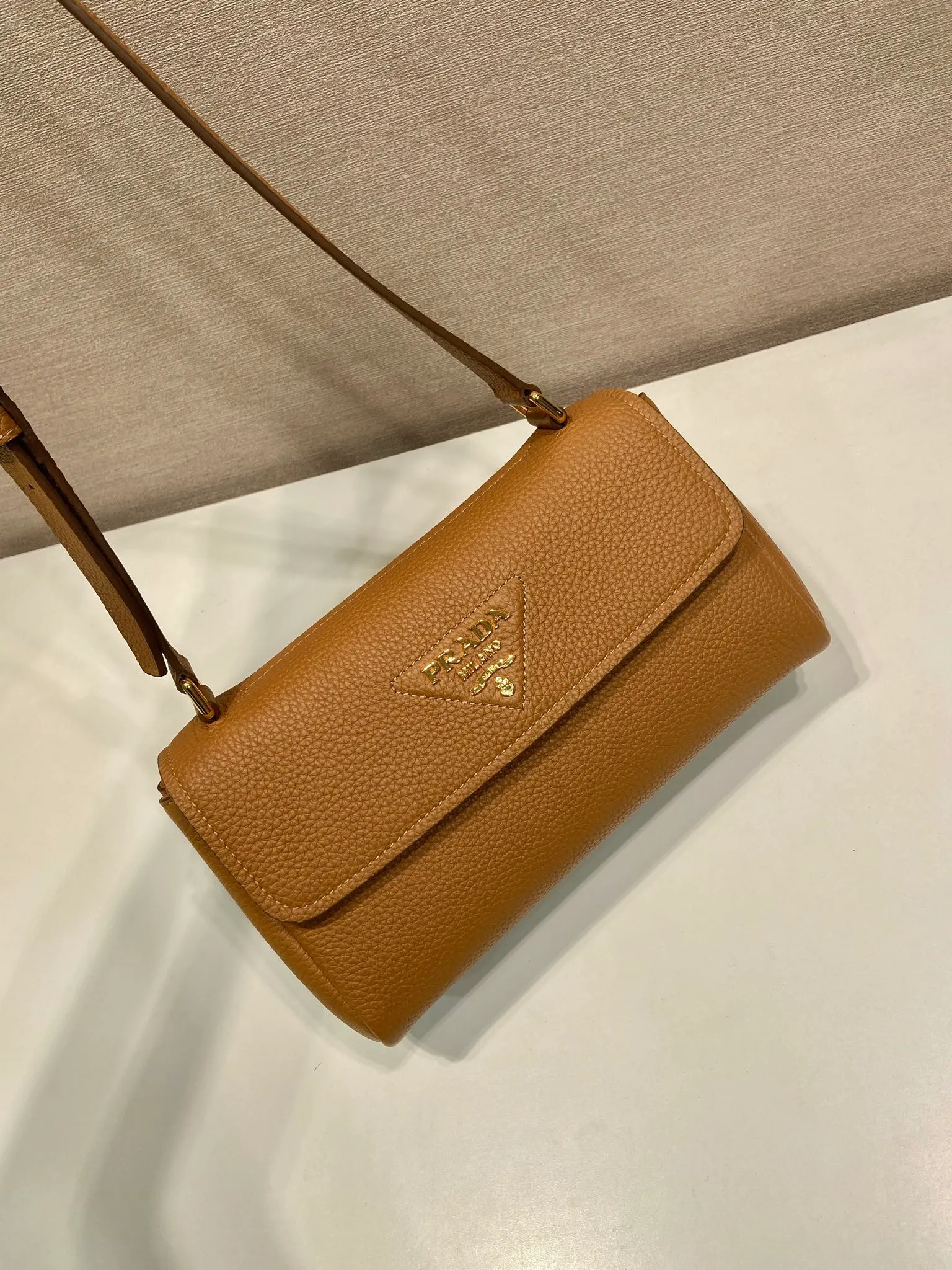 💰1500🎉New arrival🎉1BN022🎉🎉 This shoulder bag is exquisite in shape yet functional, timeless and versatile. The grained leather material and hand-crafted details create a solid and sophisticated quality. It is equipped with an adjustable shoulder strap, embellished with metal marks, a magnetic buckle opening and closing flap, and a large capacity. The upper body effect is very fashionable, and it is a popular style that will never go out of style🎉🎉Length 26x Height 14x Bottom 9.5cm🎉🎉🎉🎉💰💰💰
