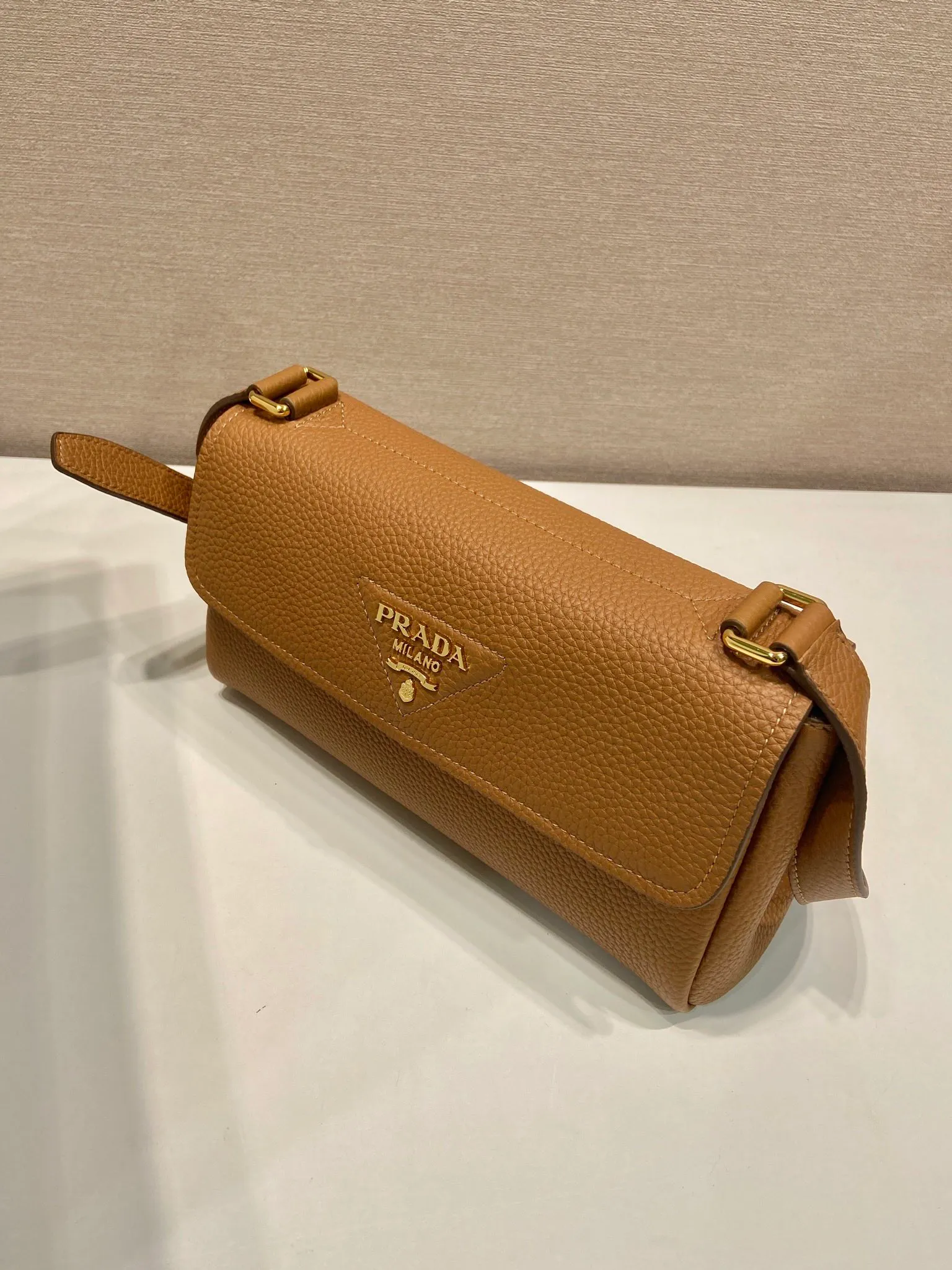 💰1500🎉New arrival🎉1BN022🎉🎉 This shoulder bag is exquisite in shape yet functional, timeless and versatile. The grained leather material and hand-crafted details create a solid and sophisticated quality. It is equipped with an adjustable shoulder strap, embellished with metal marks, a magnetic buckle opening and closing flap, and a large capacity. The upper body effect is very fashionable, and it is a popular style that will never go out of style🎉🎉Length 26x Height 14x Bottom 9.5cm🎉🎉🎉🎉💰💰💰