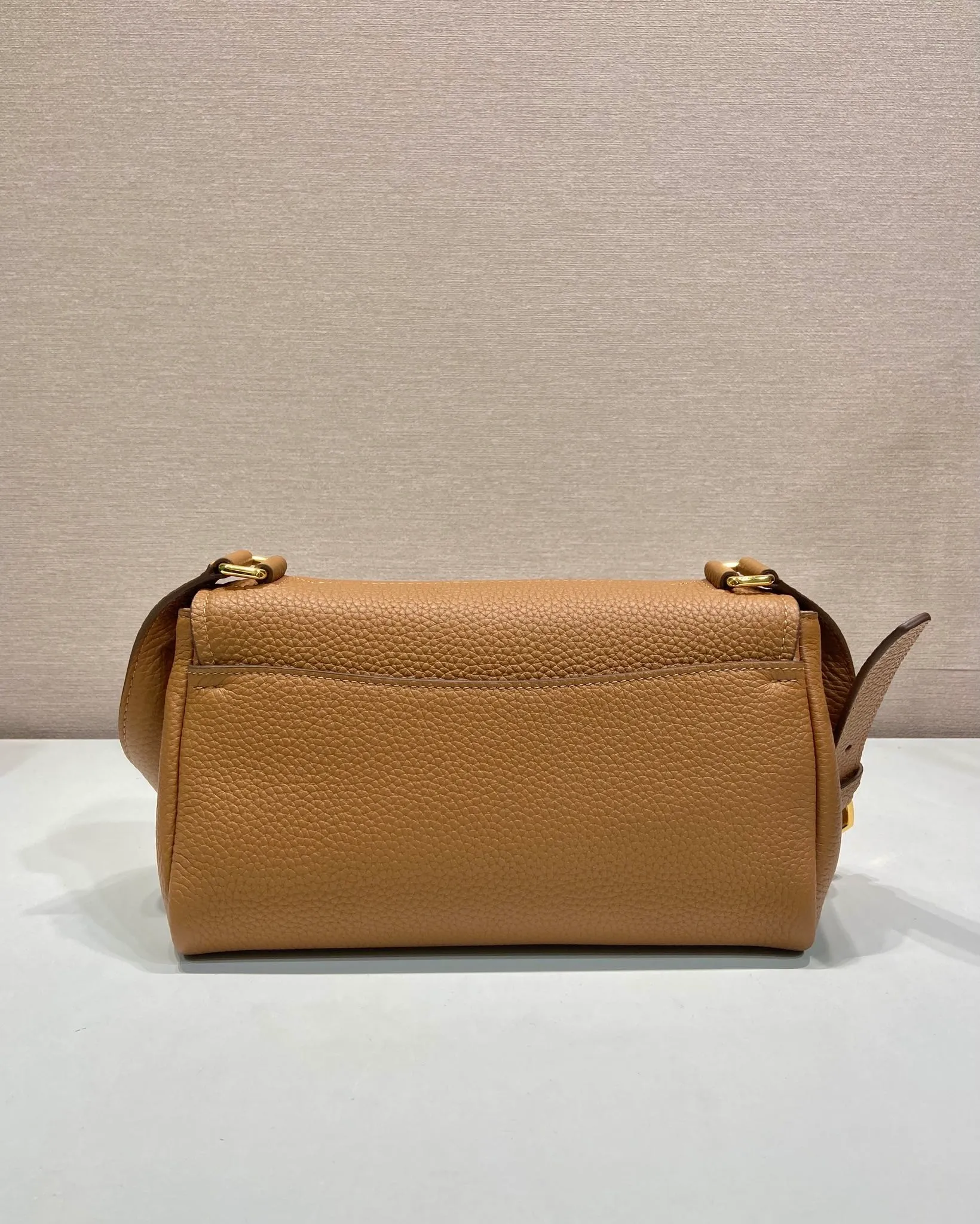 💰1500🎉New arrival🎉1BN022🎉🎉 This shoulder bag is exquisite in shape yet functional, timeless and versatile. The grained leather material and hand-crafted details create a solid and sophisticated quality. It is equipped with an adjustable shoulder strap, embellished with metal marks, a magnetic buckle opening and closing flap, and a large capacity. The upper body effect is very fashionable, and it is a popular style that will never go out of style🎉🎉Length 26x Height 14x Bottom 9.5cm🎉🎉🎉🎉💰💰💰