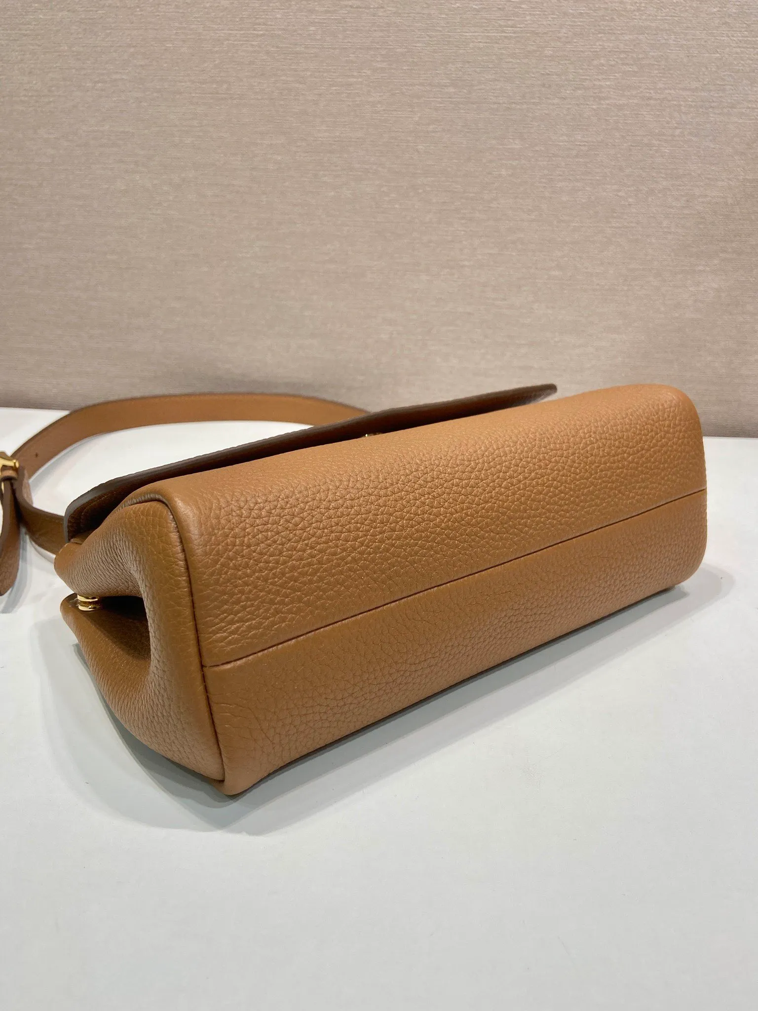 💰1500🎉New arrival🎉1BN022🎉🎉 This shoulder bag is exquisite in shape yet functional, timeless and versatile. The grained leather material and hand-crafted details create a solid and sophisticated quality. It is equipped with an adjustable shoulder strap, embellished with metal marks, a magnetic buckle opening and closing flap, and a large capacity. The upper body effect is very fashionable, and it is a popular style that will never go out of style🎉🎉Length 26x Height 14x Bottom 9.5cm🎉🎉🎉🎉💰💰💰