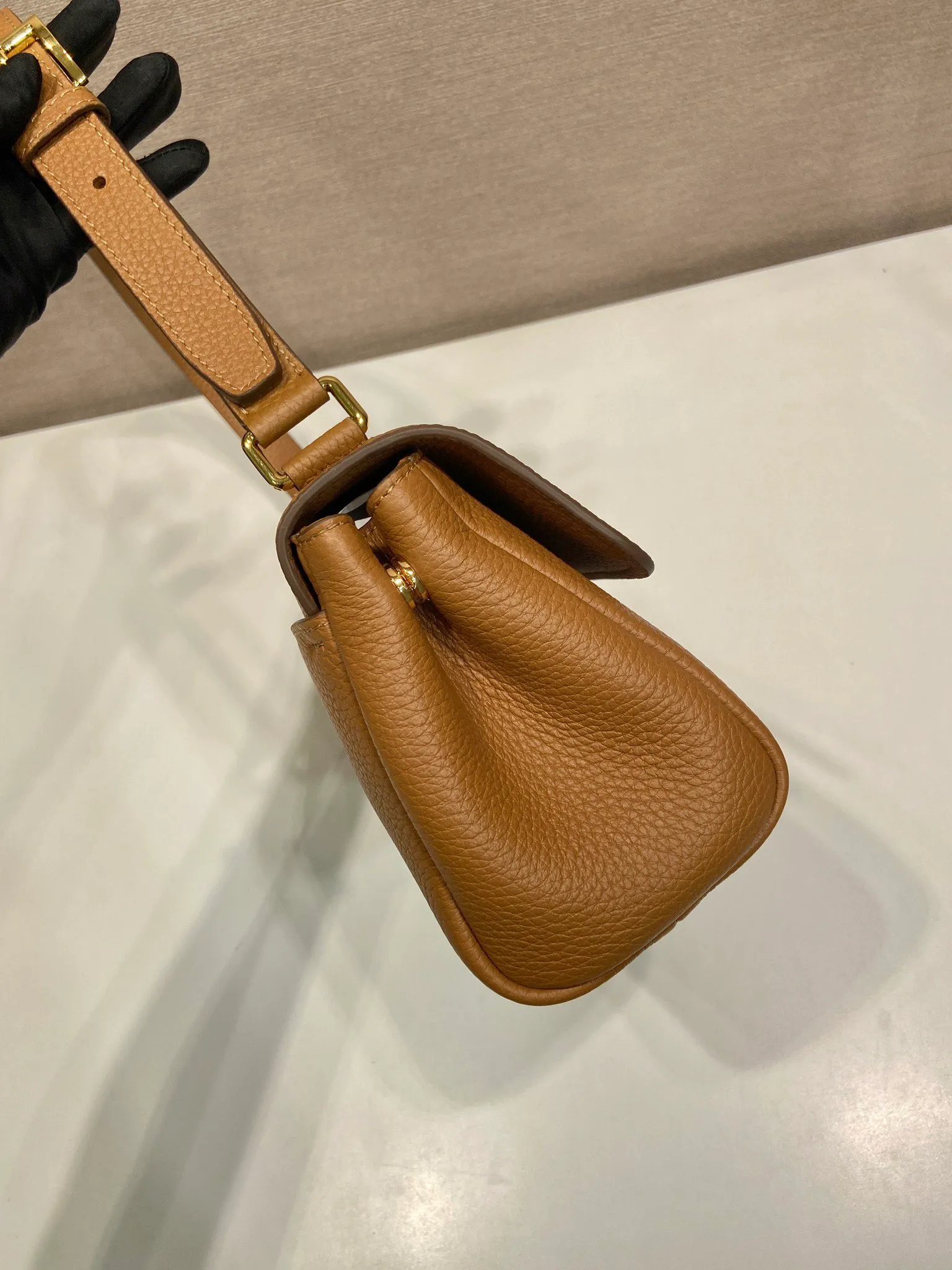 💰1500🎉New arrival🎉1BN022🎉🎉 This shoulder bag is exquisite in shape yet functional, timeless and versatile. The grained leather material and hand-crafted details create a solid and sophisticated quality. It is equipped with an adjustable shoulder strap, embellished with metal marks, a magnetic buckle opening and closing flap, and a large capacity. The upper body effect is very fashionable, and it is a popular style that will never go out of style🎉🎉Length 26x Height 14x Bottom 9.5cm🎉🎉🎉🎉💰💰💰