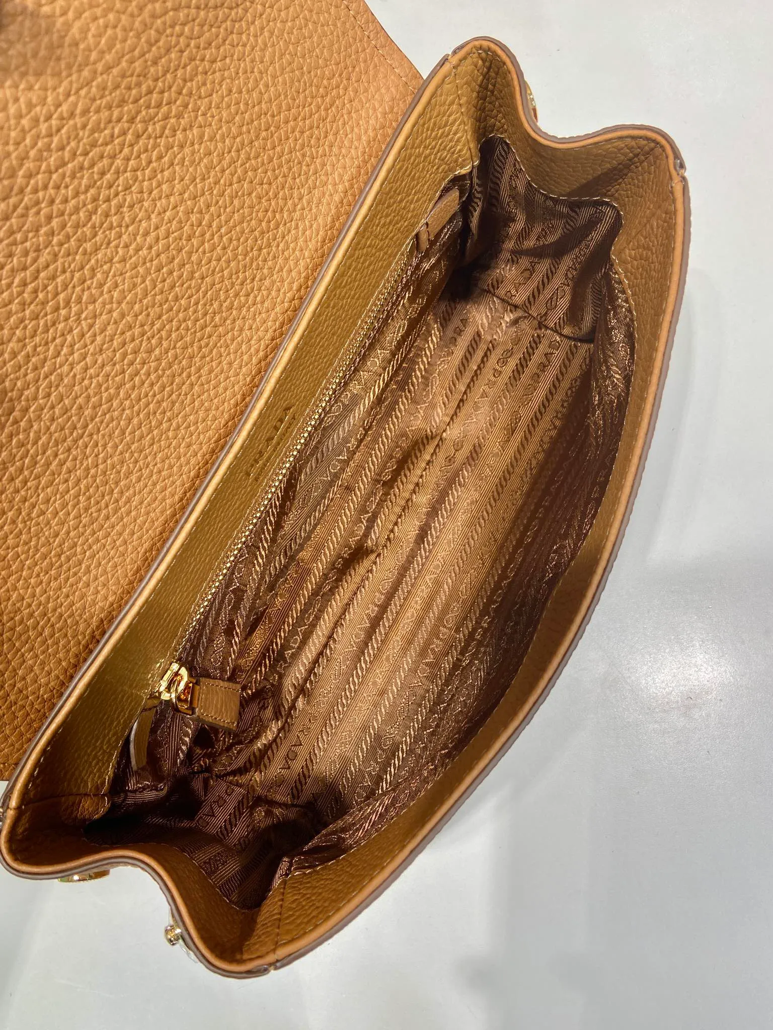 💰1500🎉New arrival🎉1BN022🎉🎉 This shoulder bag is exquisite in shape yet functional, timeless and versatile. The grained leather material and hand-crafted details create a solid and sophisticated quality. It is equipped with an adjustable shoulder strap, embellished with metal marks, a magnetic buckle opening and closing flap, and a large capacity. The upper body effect is very fashionable, and it is a popular style that will never go out of style🎉🎉Length 26x Height 14x Bottom 9.5cm🎉🎉🎉🎉💰💰💰