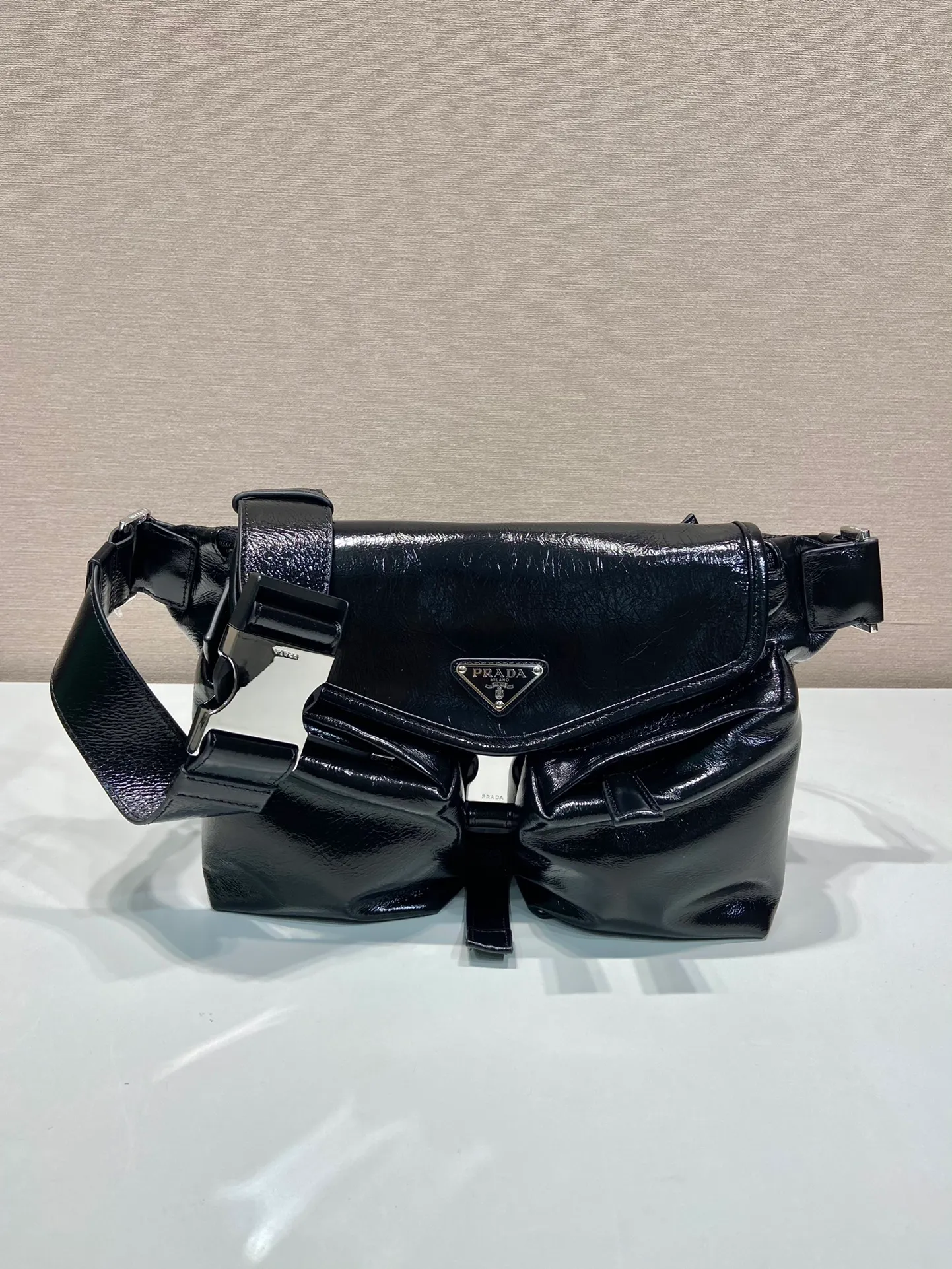 💰1320🎉New style🎉2VH174 chest bag/waist bag🎉🎉 This shoulder bag is made of imported oil wax leather. Highlighting modern appeal, it features an adjustable waxed leather shoulder strap with side buckles, flap top and side buckles, 2 zippered outer pockets, and a zippered pocket on the back. One pack for three uses. Shoulder/chest bag/waist bag, multifunctional, handsome guy. Hurry up and get it🎉🎉 Length 25x Height 18.5x Bottom 5.5cm🎉🎉🎉👏👏👏