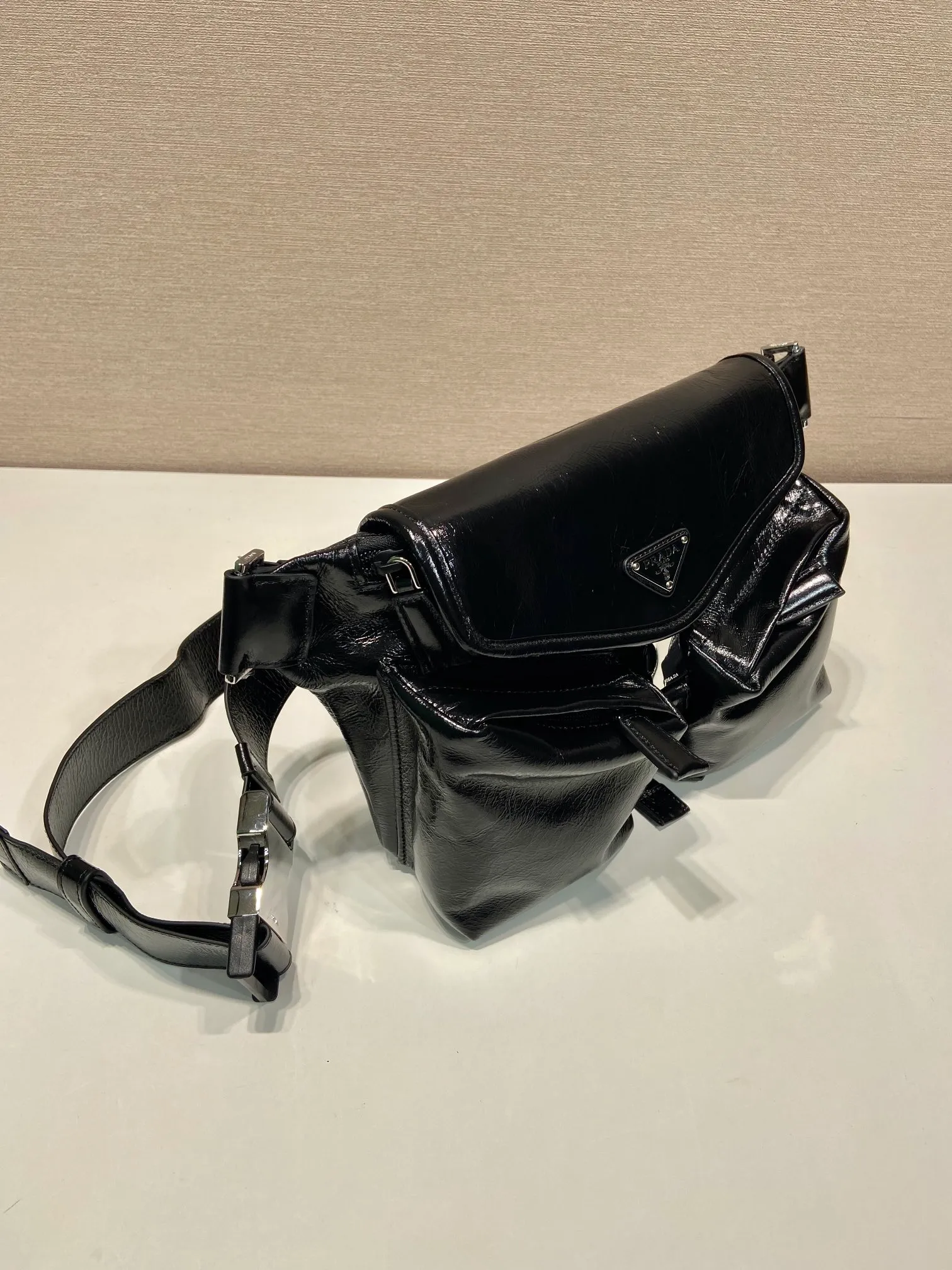 💰1320🎉New style🎉2VH174 chest bag/waist bag🎉🎉 This shoulder bag is made of imported oil wax leather. Highlighting modern appeal, it features an adjustable waxed leather shoulder strap with side buckles, flap top and side buckles, 2 zippered outer pockets, and a zippered pocket on the back. One pack for three uses. Shoulder/chest bag/waist bag, multifunctional, handsome guy. Hurry up and get it🎉🎉 Length 25x Height 18.5x Bottom 5.5cm🎉🎉🎉👏👏👏