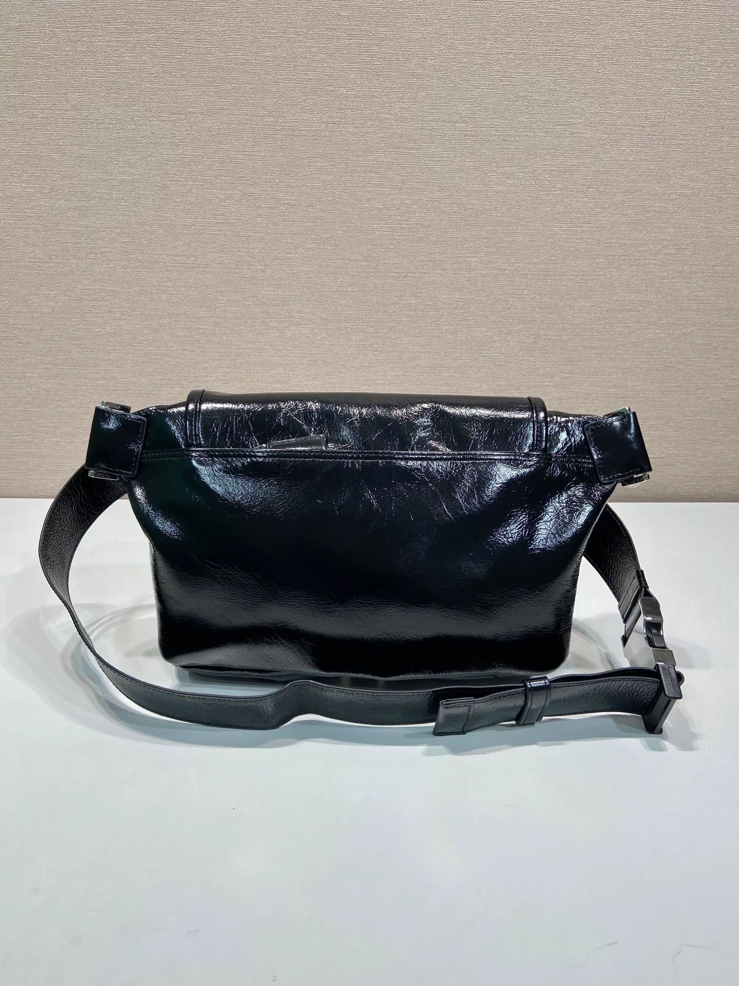 💰1320🎉New style🎉2VH174 chest bag/waist bag🎉🎉 This shoulder bag is made of imported oil wax leather. Highlighting modern appeal, it features an adjustable waxed leather shoulder strap with side buckles, flap top and side buckles, 2 zippered outer pockets, and a zippered pocket on the back. One pack for three uses. Shoulder/chest bag/waist bag, multifunctional, handsome guy. Hurry up and get it🎉🎉 Length 25x Height 18.5x Bottom 5.5cm🎉🎉🎉👏👏👏