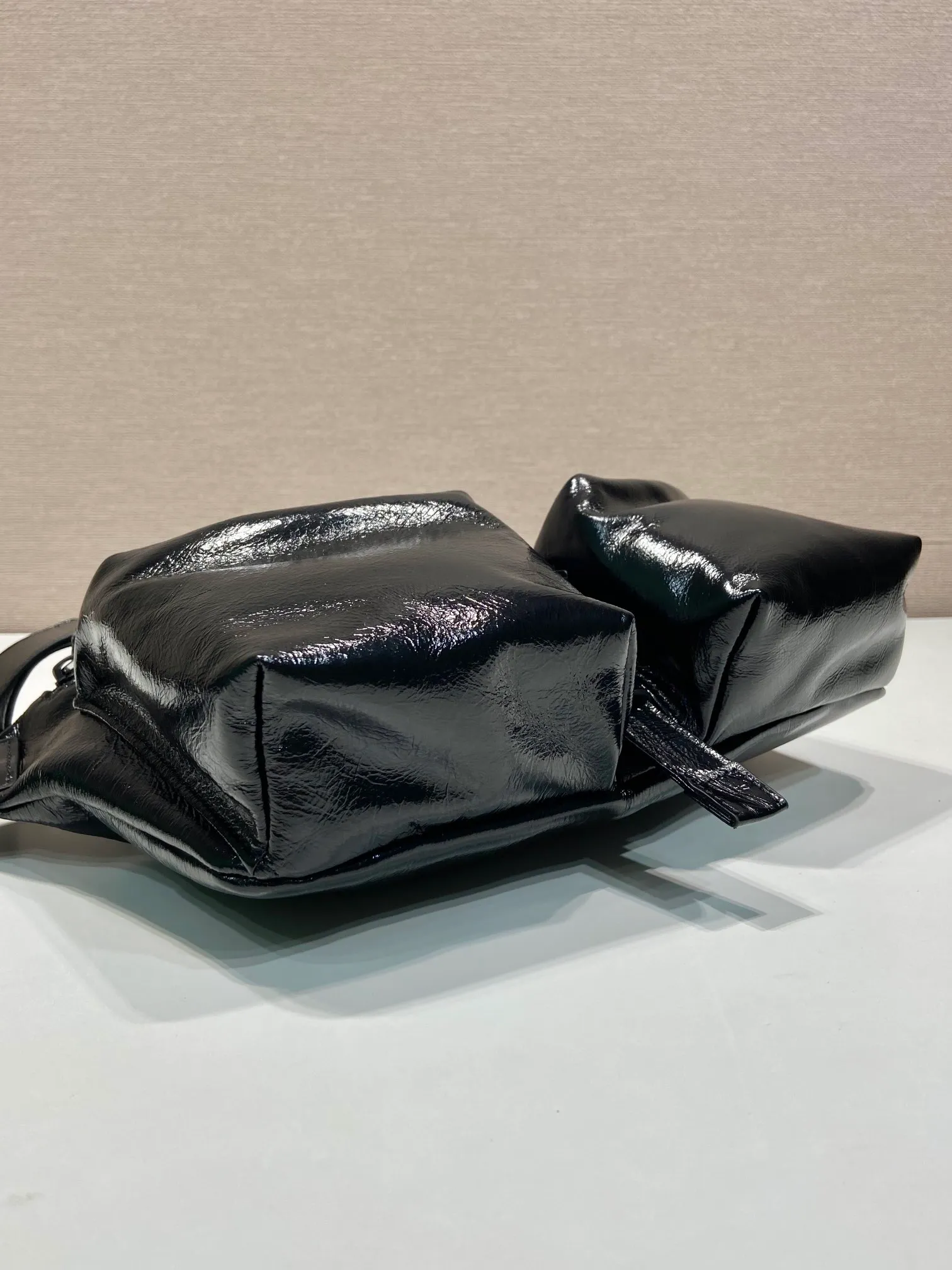 💰1320🎉New style🎉2VH174 chest bag/waist bag🎉🎉 This shoulder bag is made of imported oil wax leather. Highlighting modern appeal, it features an adjustable waxed leather shoulder strap with side buckles, flap top and side buckles, 2 zippered outer pockets, and a zippered pocket on the back. One pack for three uses. Shoulder/chest bag/waist bag, multifunctional, handsome guy. Hurry up and get it🎉🎉 Length 25x Height 18.5x Bottom 5.5cm🎉🎉🎉👏👏👏