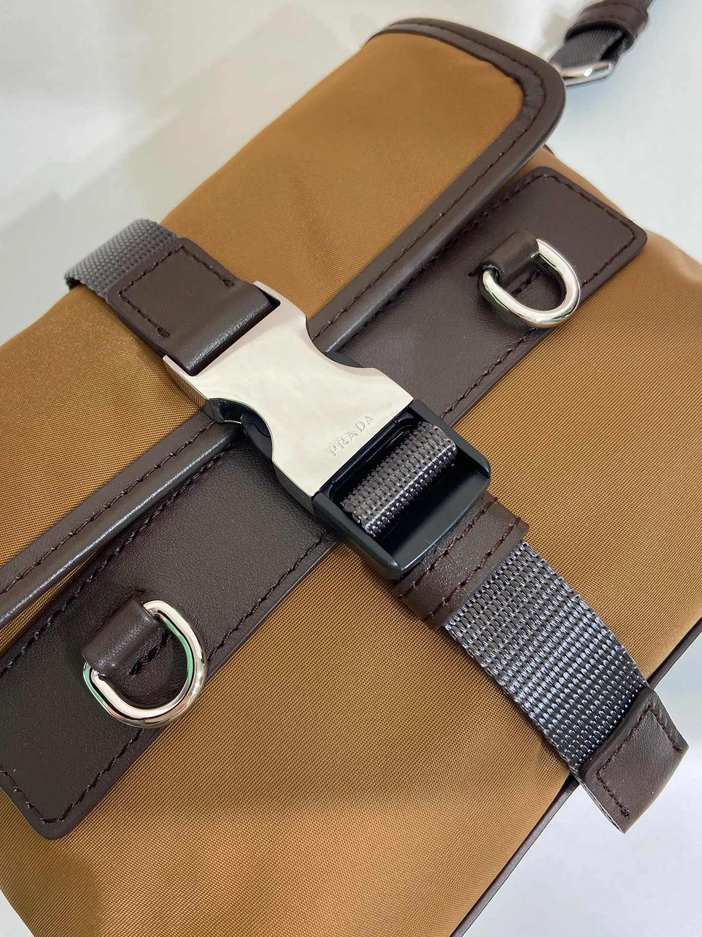 💰920🎉New 🎉2ZT071 Cell Phone Case🎉🎉 This sophisticated and modern smartphone case is made of Re-Nylon. Versatile accessory with leather details and practical removable and adjustable shoulder strap. An enameled metal triangle logo adds a signature note. Equipped with two card slots🎉🎉, the upper body effect is fashionable and classy, ​​hurry up and get it, it is another popular style that will never go out of style🎉🎉 Length 19x height 13x bottom 5.5cm🎉🎉🎉💰💰💰
