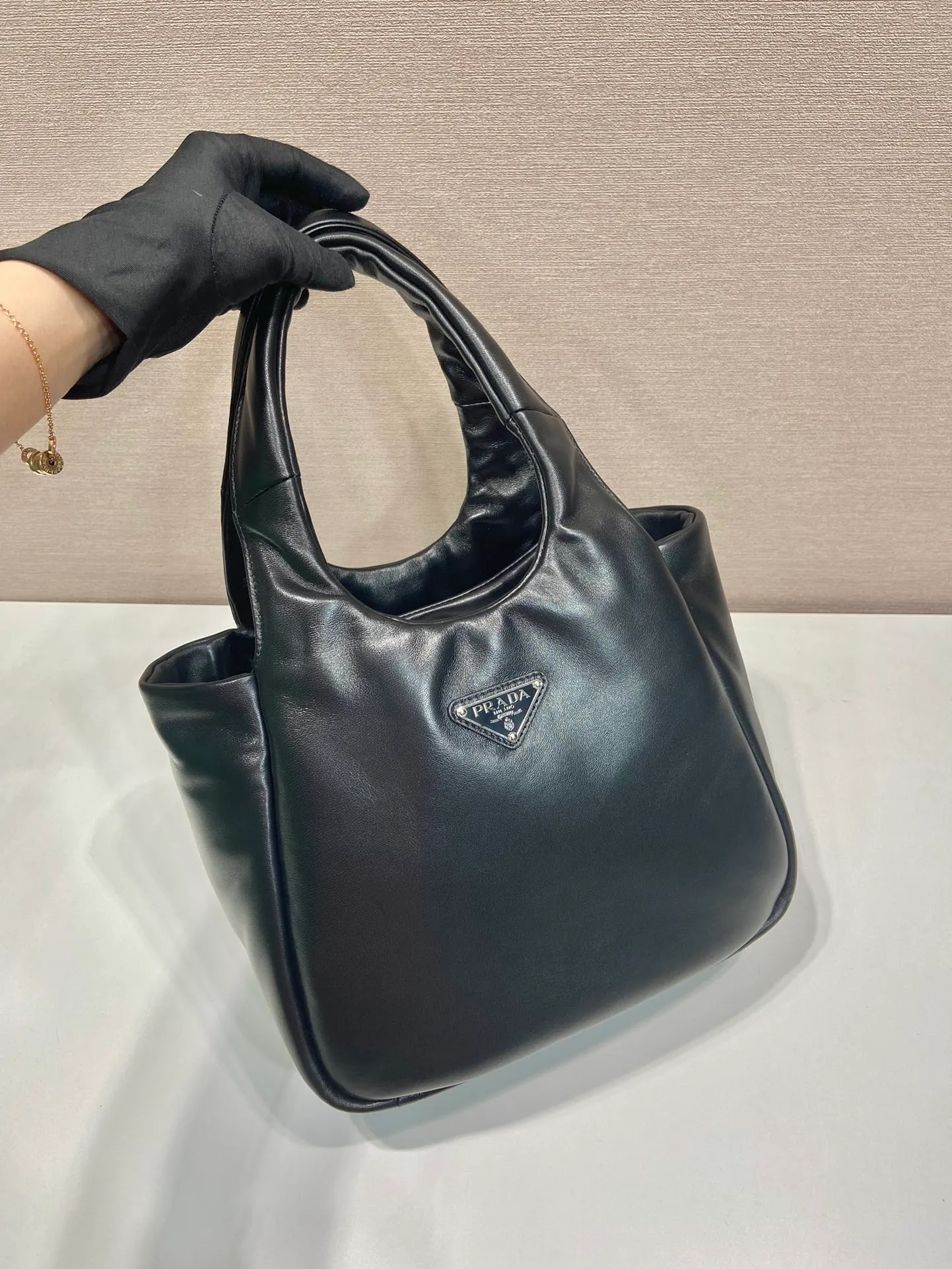 💰1800🎉Large Tote Bag🎉1BG413🎉🎉 This tote bag style handbag is made of soft sheep leather, simple and very soft to the touch, casual and fashionable, with double handles and magnetic buckles. Open the bag to reveal the nappa leather lining and three compartments. The space capacity is very large and lightweight🎉🎉Can be carried on the shoulder🎉🎉If you like babies, hurry up and get it🎉🎉 Length 30x Height 26x Bottom 17cm🎉🎉🎉🍊🍊🍊