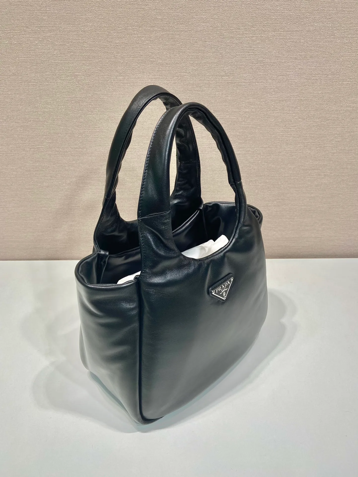 💰1800🎉Large Tote Bag🎉1BG413🎉🎉 This tote bag style handbag is made of soft sheep leather, simple and very soft to the touch, casual and fashionable, with double handles and magnetic buckles. Open the bag to reveal the nappa leather lining and three compartments. The space capacity is very large and lightweight🎉🎉Can be carried on the shoulder🎉🎉If you like babies, hurry up and get it🎉🎉 Length 30x Height 26x Bottom 17cm🎉🎉🎉🍊🍊🍊