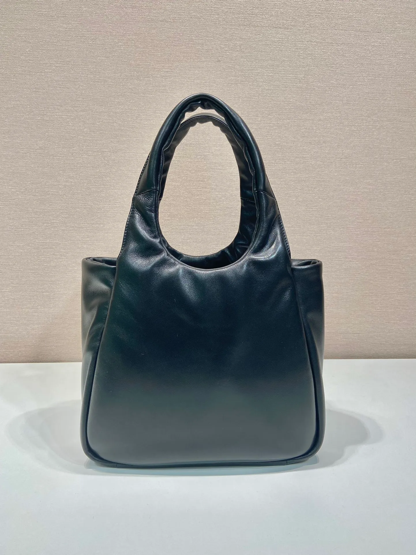 💰1800🎉Large Tote Bag🎉1BG413🎉🎉 This tote bag style handbag is made of soft sheep leather, simple and very soft to the touch, casual and fashionable, with double handles and magnetic buckles. Open the bag to reveal the nappa leather lining and three compartments. The space capacity is very large and lightweight🎉🎉Can be carried on the shoulder🎉🎉If you like babies, hurry up and get it🎉🎉 Length 30x Height 26x Bottom 17cm🎉🎉🎉🍊🍊🍊