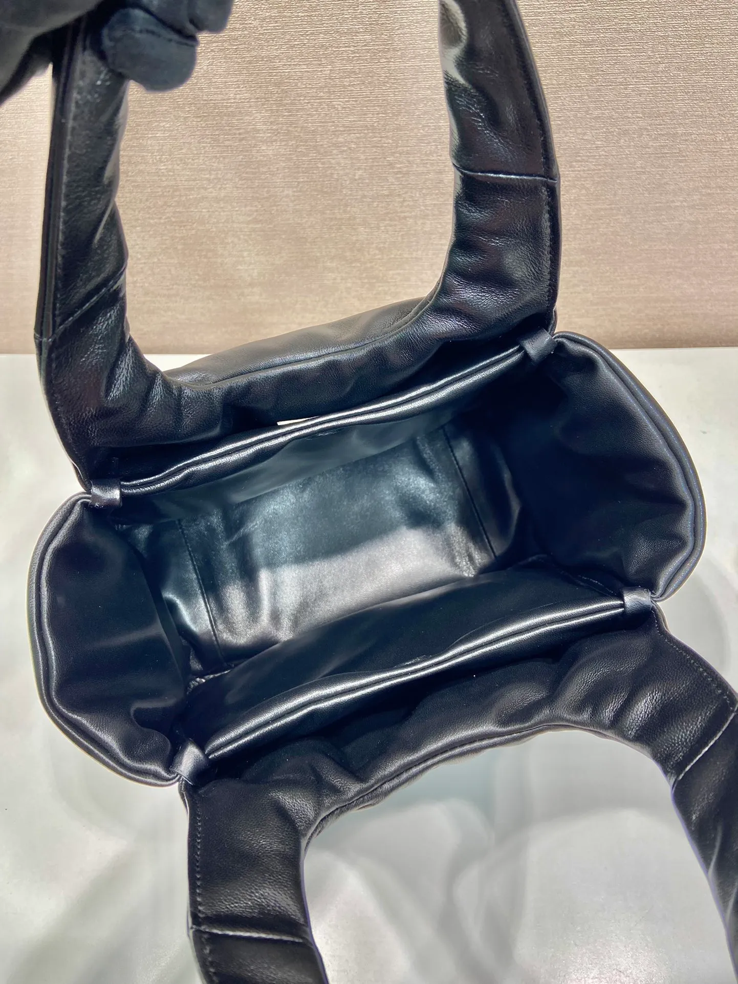 💰1800🎉Large Tote Bag🎉1BG413🎉🎉 This tote bag style handbag is made of soft sheep leather, simple and very soft to the touch, casual and fashionable, with double handles and magnetic buckles. Open the bag to reveal the nappa leather lining and three compartments. The space capacity is very large and lightweight🎉🎉Can be carried on the shoulder🎉🎉If you like babies, hurry up and get it🎉🎉 Length 30x Height 26x Bottom 17cm🎉🎉🎉🍊🍊🍊