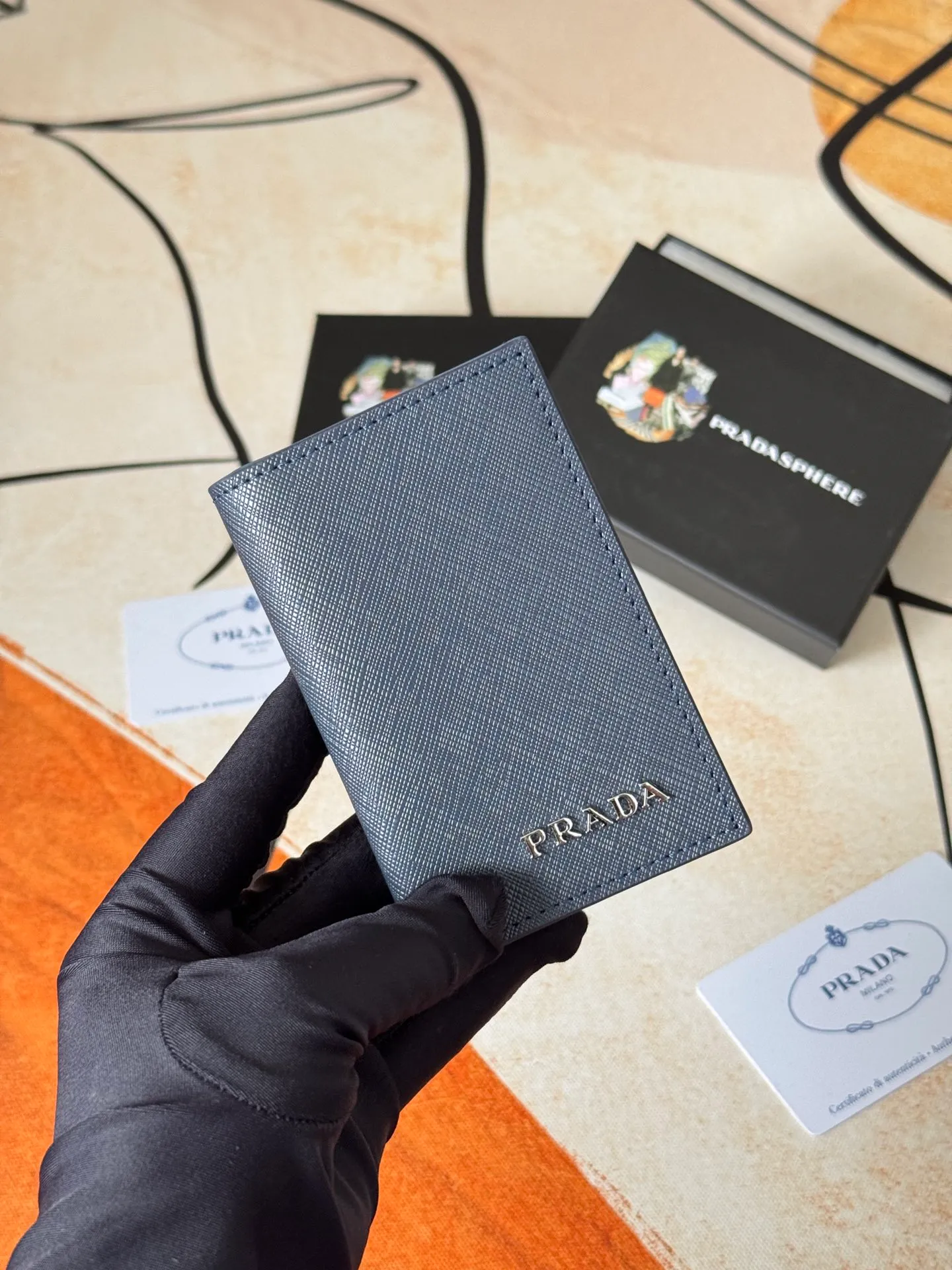 💰120💰prada cross pattern unisex card holder, can be placed in pockets, bags, and can be held in hand, made of cross pattern imported calfskin, pocket card holder, can hold change, 6 card slots, simple and elegant fashion trend. Model 2MC101, color as shown in the picture, size 11×7cm,