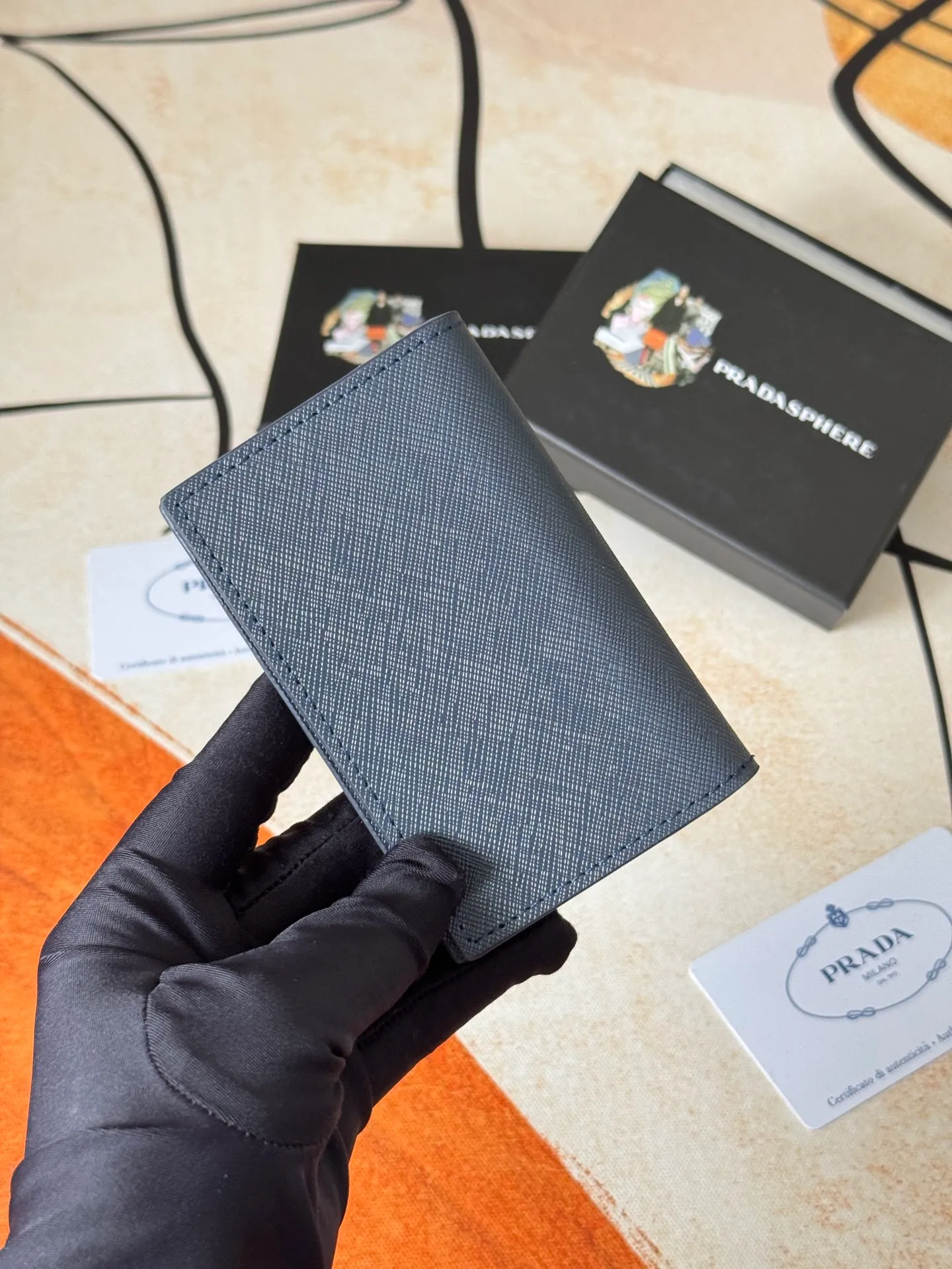 💰120💰prada cross pattern unisex card holder, can be placed in pockets, bags, and can be held in hand, made of cross pattern imported calfskin, pocket card holder, can hold change, 6 card slots, simple and elegant fashion trend. Model 2MC101, color as shown in the picture, size 11×7cm,