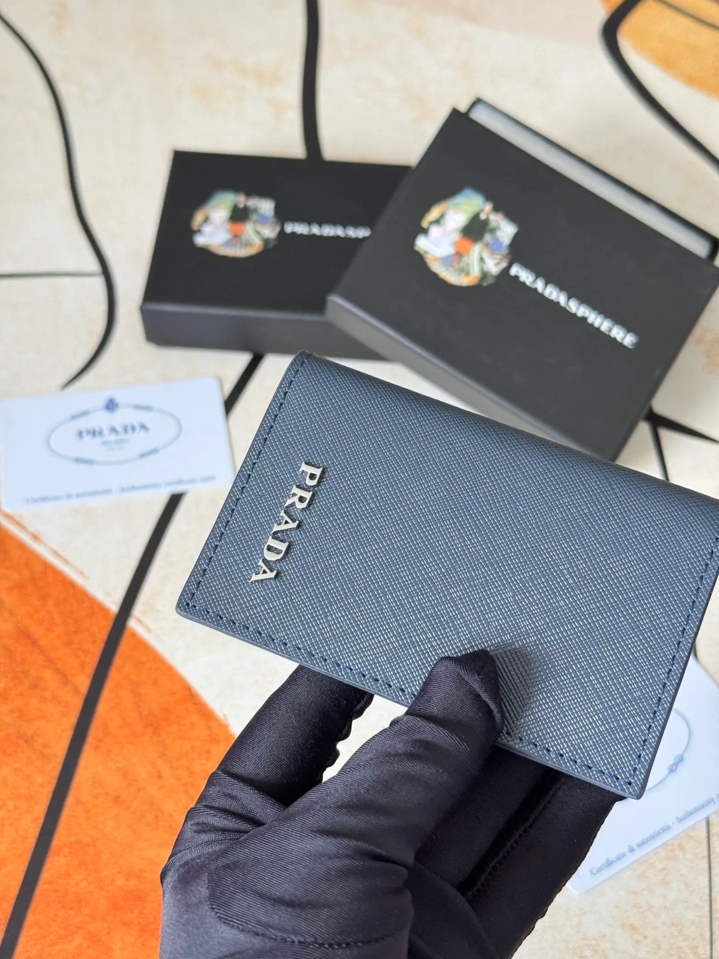 💰120💰prada cross pattern unisex card holder, can be placed in pockets, bags, and can be held in hand, made of cross pattern imported calfskin, pocket card holder, can hold change, 6 card slots, simple and elegant fashion trend. Model 2MC101, color as shown in the picture, size 11×7cm,
