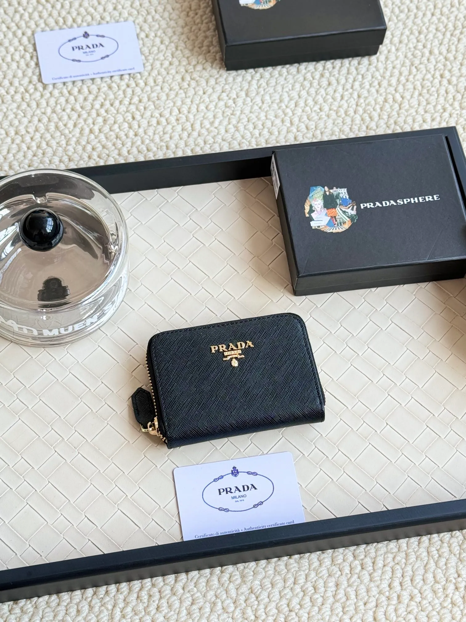 💰140PRADA’s popular genuine pickup bag [love] latest style at the counter, official website synchronization, genuine development, model 2MC553 #Color: black/pictured, excellent cowhide texture, imported thread lining, exquisite and even routing, smooth oil edges, exquisite workmanship, size: 12/9/2.5cm with original packaging box card]