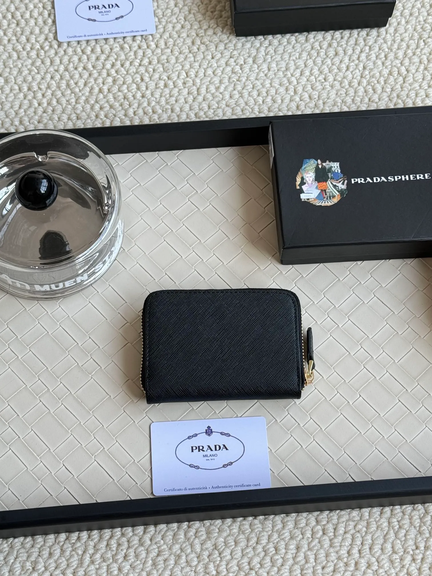 💰140PRADA’s popular genuine pickup bag [love] latest style at the counter, official website synchronization, genuine development, model 2MC553 #Color: black/pictured, excellent cowhide texture, imported thread lining, exquisite and even routing, smooth oil edges, exquisite workmanship, size: 12/9/2.5cm with original packaging box card]