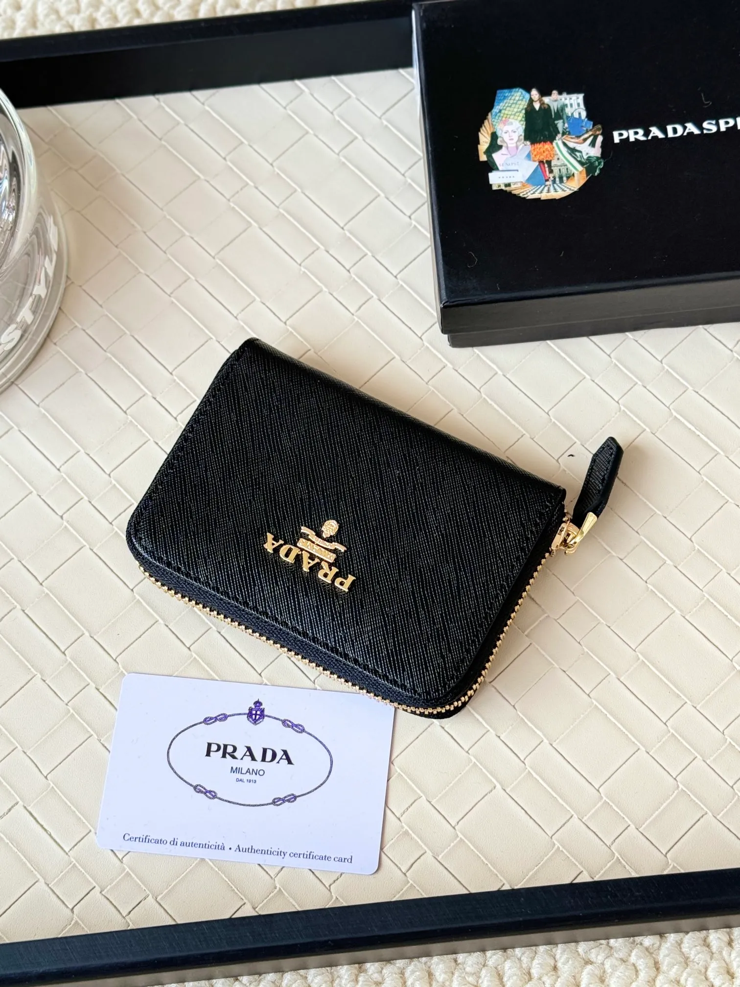 💰140PRADA’s popular genuine pickup bag [love] latest style at the counter, official website synchronization, genuine development, model 2MC553 #Color: black/pictured, excellent cowhide texture, imported thread lining, exquisite and even routing, smooth oil edges, exquisite workmanship, size: 12/9/2.5cm with original packaging box card]