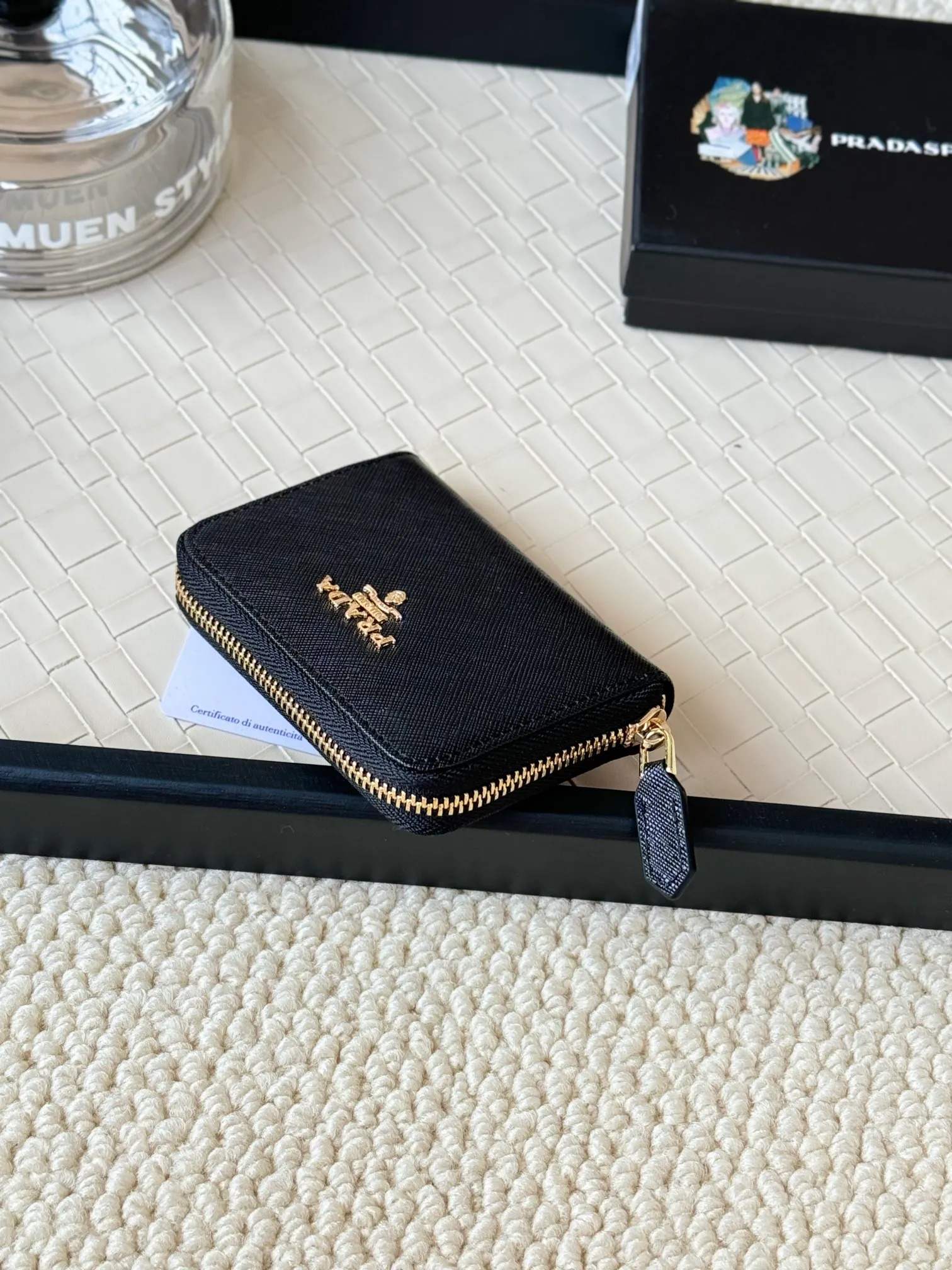 💰140PRADA’s popular genuine pickup bag [love] latest style at the counter, official website synchronization, genuine development, model 2MC553 #Color: black/pictured, excellent cowhide texture, imported thread lining, exquisite and even routing, smooth oil edges, exquisite workmanship, size: 12/9/2.5cm with original packaging box card]