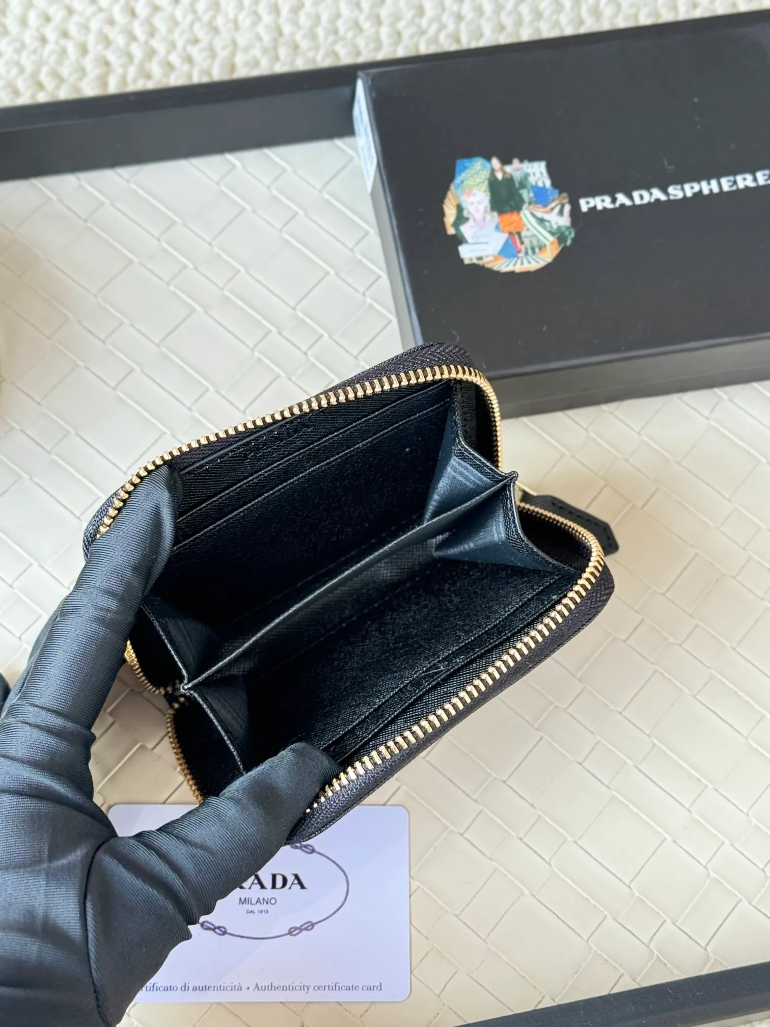 💰140PRADA’s popular genuine pickup bag [love] latest style at the counter, official website synchronization, genuine development, model 2MC553 #Color: black/pictured, excellent cowhide texture, imported thread lining, exquisite and even routing, smooth oil edges, exquisite workmanship, size: 12/9/2.5cm with original packaging box card]