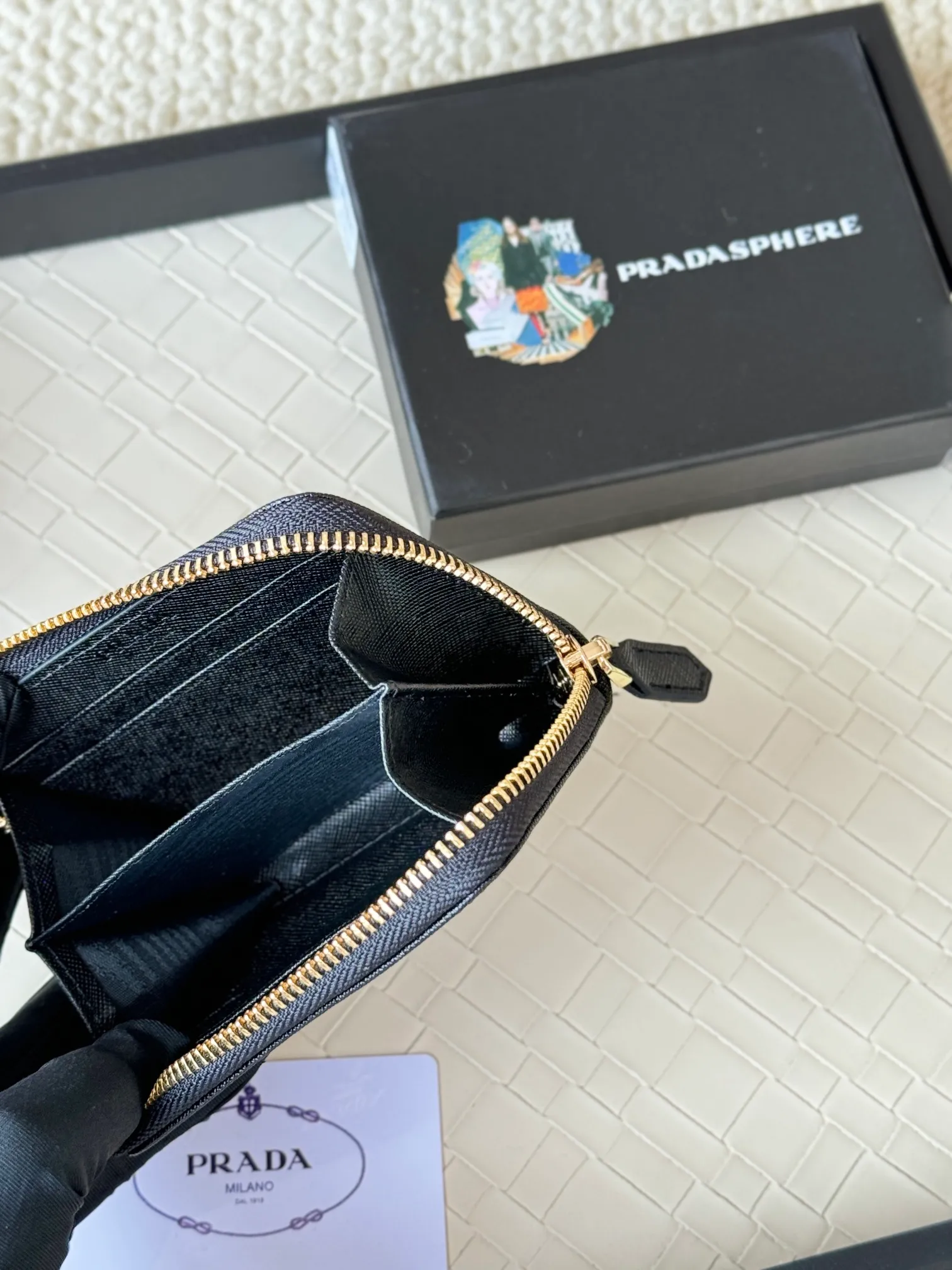 💰140PRADA’s popular genuine pickup bag [love] latest style at the counter, official website synchronization, genuine development, model 2MC553 #Color: black/pictured, excellent cowhide texture, imported thread lining, exquisite and even routing, smooth oil edges, exquisite workmanship, size: 12/9/2.5cm with original packaging box card]