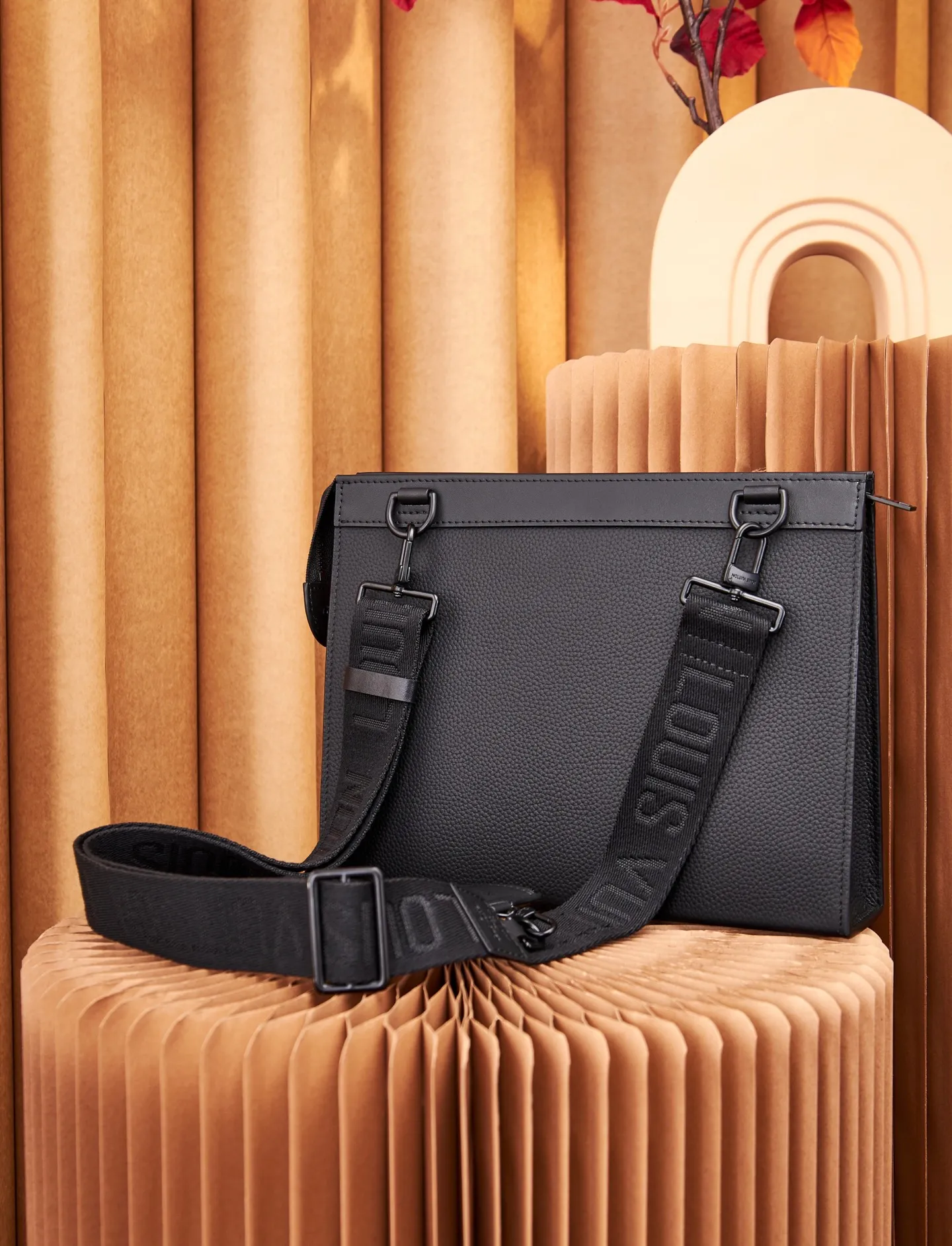 P¥800👉nfc163C01 dynamic chip version👈【Top inspection-free】M59329 cross-body bag, dual-use MESSENGER VOYAGE handbag, new Messenger Voyage handbag reinterprets the classic design of Louis Vuitton Pochette Voyage clutch with avant-garde modular concept. Aerogram leather is cut into a slim profile and features metallic LV lettering. The detachable tag on the shoulder strap doubles as a card holder for touch-free payment. 28 x 21 x 6 cm (length x height x width)