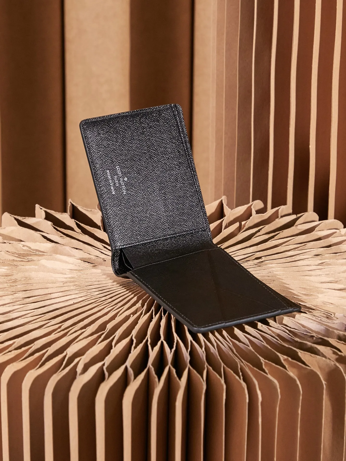 P¥200 👉nfc163C01 dynamic chip version👈[Top-level inspection-free] Overseas special supply M61695 black flower short wallet Original grained cow leather trim Original cow leather lining 3 credit card slots 2 compartments to store banknotes and receipts 2 side slots to accommodate receipts 2 business card slots Size 11.5 x9 x1.5 cm (length x height x width) with gift box