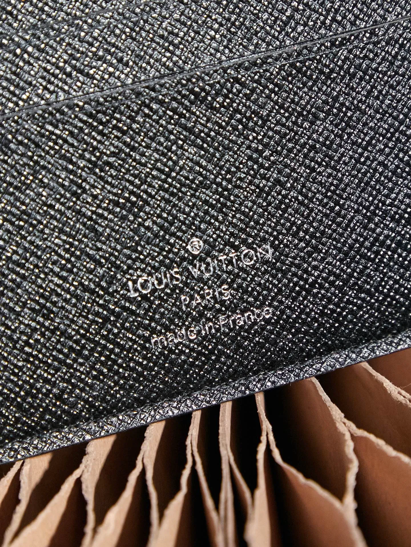 P¥200 👉nfc163C01 dynamic chip version👈[Top-level inspection-free] Overseas special supply M61695 black flower short wallet Original grained cow leather trim Original cow leather lining 3 credit card slots 2 compartments to store banknotes and receipts 2 side slots to accommodate receipts 2 business card slots Size 11.5 x9 x1.5 cm (length x height x width) with gift box
