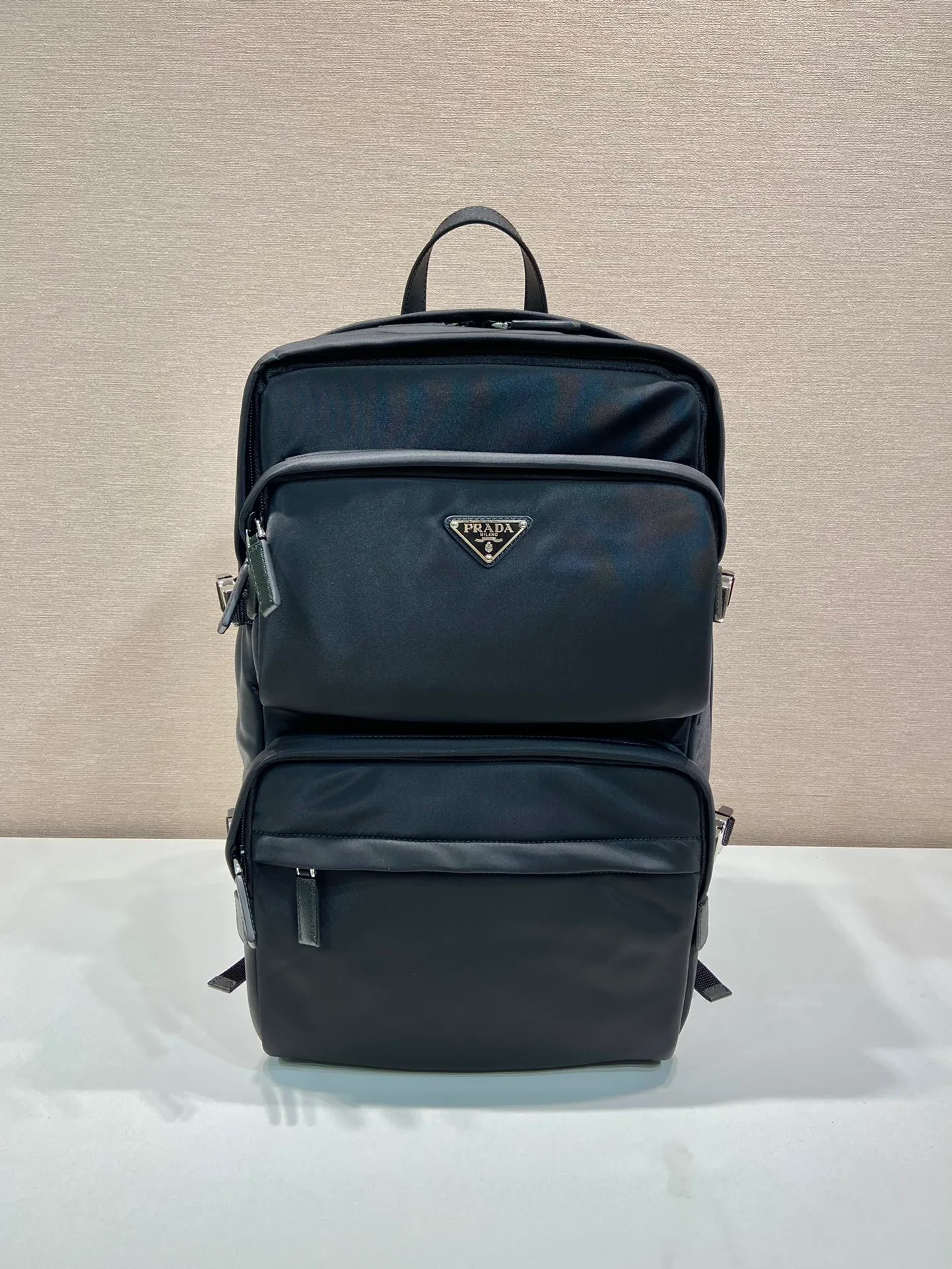 💰1660🎉New backpack🎉2VZ101 multifunctional backpack🎉🎉 This backpack uses imported nylon fabric to present a technological appearance. Zippered main compartment and buckle for easy organization, two compartments, three exterior zippered pockets, padded mesh fabric back for comfort🎉Interior zippered pockets, patch pockets, leather ties and Buckle (for suits/jackets), side buckles and laces👏👏Very practical, equivalent to a suitcase, with many compartments, and a cool upper body effect😎, handsome guys, dare to buy it👏 Length 25.5x Height 21.5x Bottom 45cm🎉🎉🎉👏👏👏