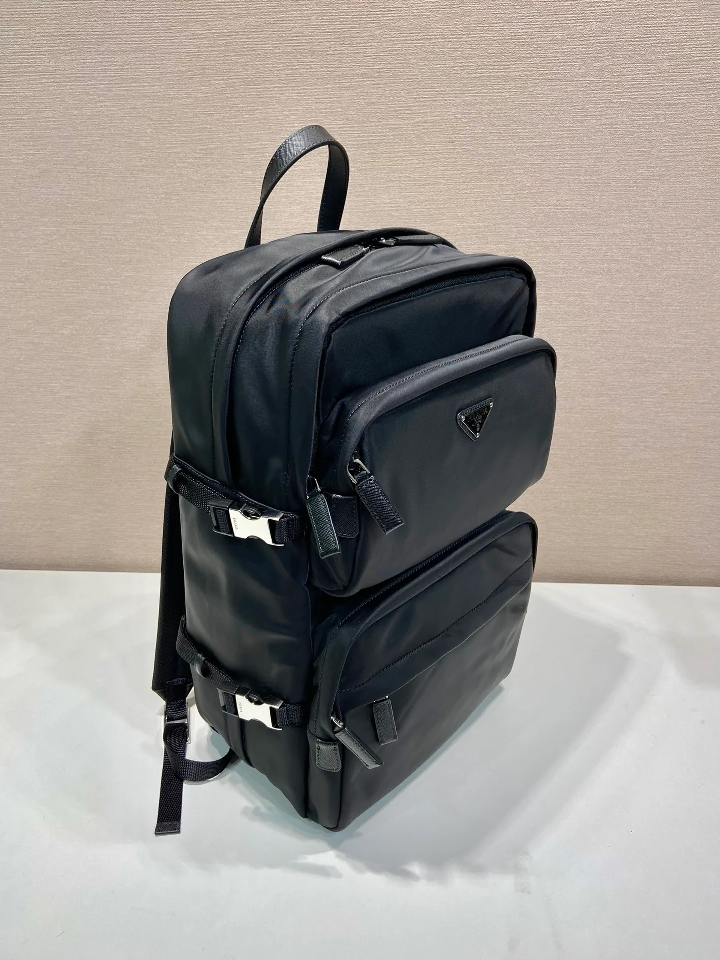 💰1660🎉New backpack🎉2VZ101 multifunctional backpack🎉🎉 This backpack uses imported nylon fabric to present a technological appearance. Zippered main compartment and buckle for easy organization, two compartments, three exterior zippered pockets, padded mesh fabric back for comfort🎉Interior zippered pockets, patch pockets, leather ties and Buckle (for suits/jackets), side buckles and laces👏👏Very practical, equivalent to a suitcase, with many compartments, and a cool upper body effect😎, handsome guys, dare to buy it👏 Length 25.5x Height 21.5x Bottom 45cm🎉🎉🎉👏👏👏