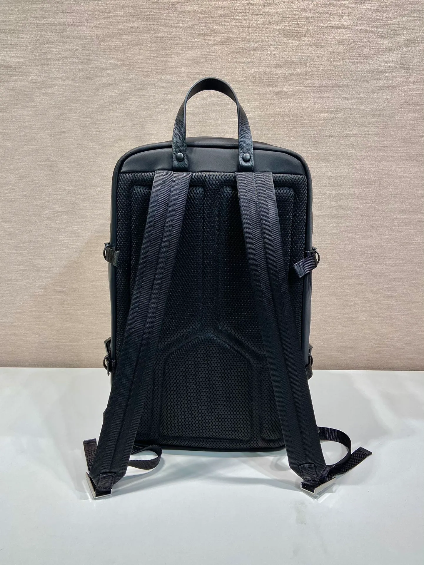 💰1660🎉New backpack🎉2VZ101 multifunctional backpack🎉🎉 This backpack uses imported nylon fabric to present a technological appearance. Zippered main compartment and buckle for easy organization, two compartments, three exterior zippered pockets, padded mesh fabric back for comfort🎉Interior zippered pockets, patch pockets, leather ties and Buckle (for suits/jackets), side buckles and laces👏👏Very practical, equivalent to a suitcase, with many compartments, and a cool upper body effect😎, handsome guys, dare to buy it👏 Length 25.5x Height 21.5x Bottom 45cm🎉🎉🎉👏👏👏