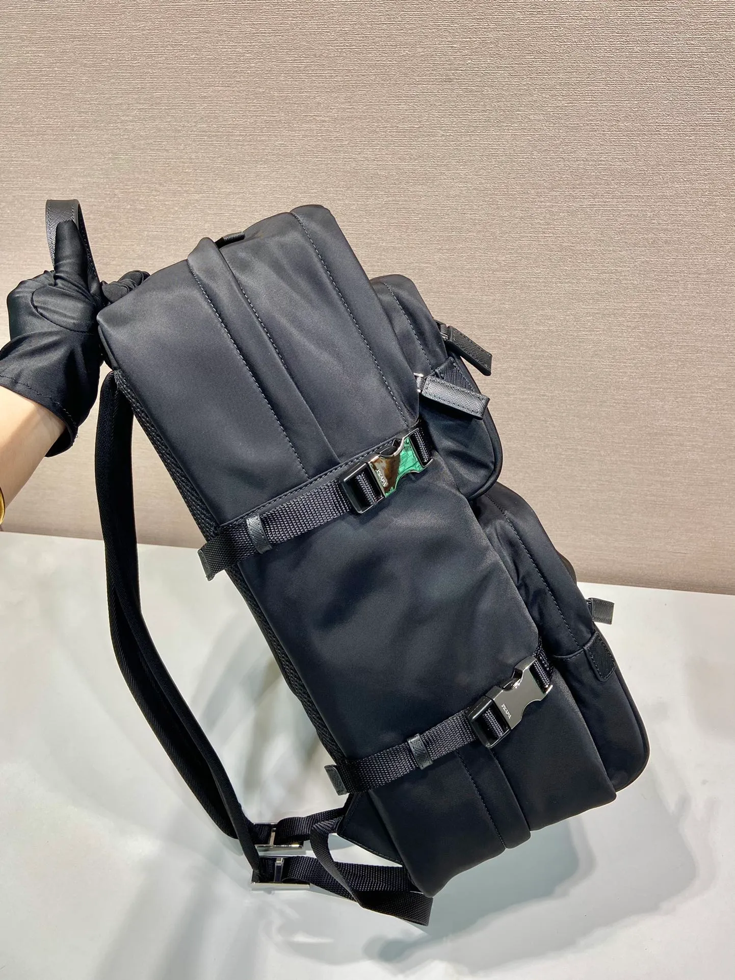 💰1660🎉New backpack🎉2VZ101 multifunctional backpack🎉🎉 This backpack uses imported nylon fabric to present a technological appearance. Zippered main compartment and buckle for easy organization, two compartments, three exterior zippered pockets, padded mesh fabric back for comfort🎉Interior zippered pockets, patch pockets, leather ties and Buckle (for suits/jackets), side buckles and laces👏👏Very practical, equivalent to a suitcase, with many compartments, and a cool upper body effect😎, handsome guys, dare to buy it👏 Length 25.5x Height 21.5x Bottom 45cm🎉🎉🎉👏👏👏