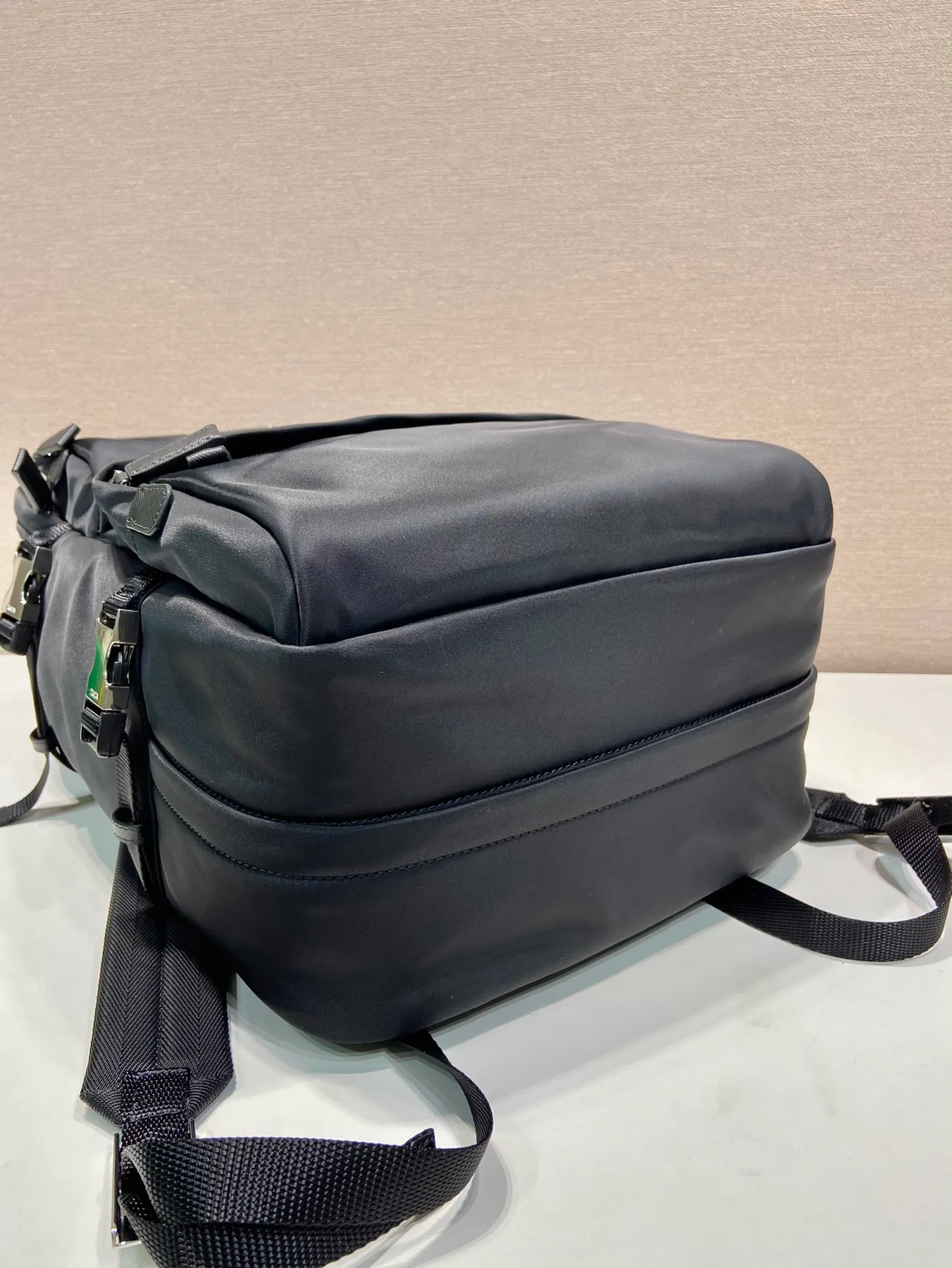💰1660🎉New backpack🎉2VZ101 multifunctional backpack🎉🎉 This backpack uses imported nylon fabric to present a technological appearance. Zippered main compartment and buckle for easy organization, two compartments, three exterior zippered pockets, padded mesh fabric back for comfort🎉Interior zippered pockets, patch pockets, leather ties and Buckle (for suits/jackets), side buckles and laces👏👏Very practical, equivalent to a suitcase, with many compartments, and a cool upper body effect😎, handsome guys, dare to buy it👏 Length 25.5x Height 21.5x Bottom 45cm🎉🎉🎉👏👏👏