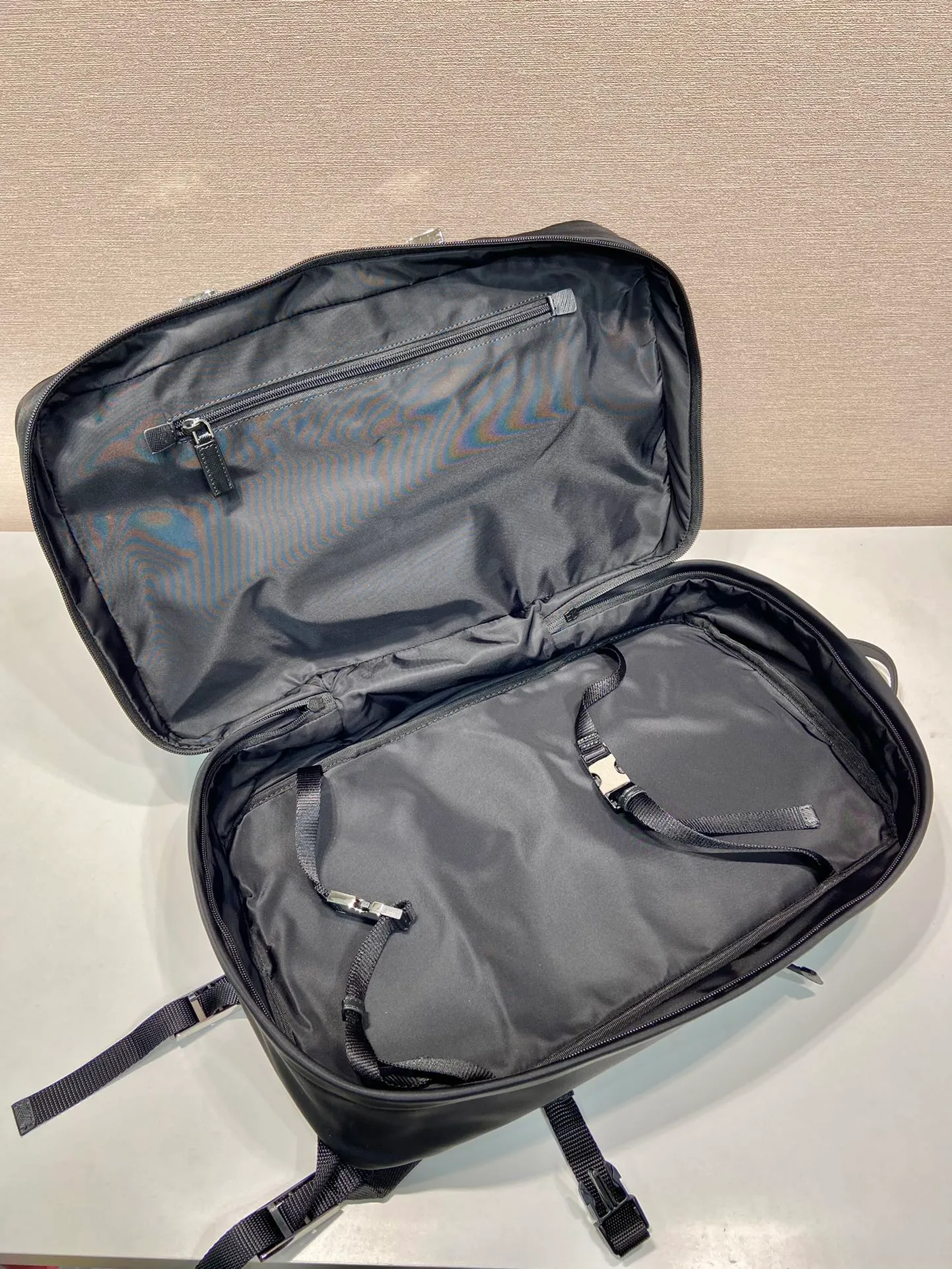 💰1660🎉New backpack🎉2VZ101 multifunctional backpack🎉🎉 This backpack uses imported nylon fabric to present a technological appearance. Zippered main compartment and buckle for easy organization, two compartments, three exterior zippered pockets, padded mesh fabric back for comfort🎉Interior zippered pockets, patch pockets, leather ties and Buckle (for suits/jackets), side buckles and laces👏👏Very practical, equivalent to a suitcase, with many compartments, and a cool upper body effect😎, handsome guys, dare to buy it👏 Length 25.5x Height 21.5x Bottom 45cm🎉🎉🎉👏👏👏