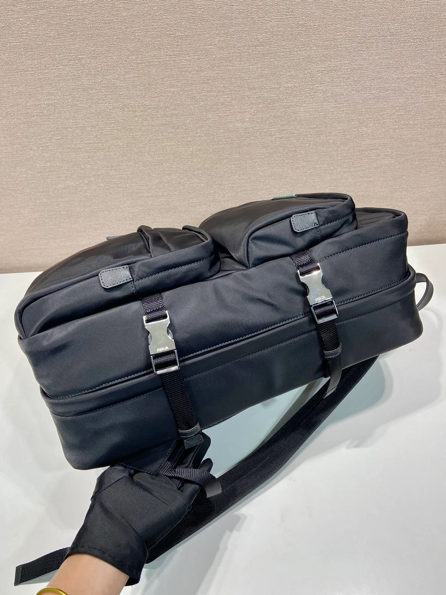💰1660🎉New backpack🎉2VZ101 multifunctional backpack🎉🎉 This backpack uses imported nylon fabric to present a technological appearance. Zippered main compartment and buckle for easy organization, two compartments, three exterior zippered pockets, padded mesh fabric back for comfort🎉Interior zippered pockets, patch pockets, leather ties and Buckle (for suits/jackets), side buckles and laces👏👏Very practical, equivalent to a suitcase, with many compartments, and a cool upper body effect😎, handsome guys, dare to buy it👏 Length 25.5x Height 21.5x Bottom 45cm🎉🎉🎉👏👏👏