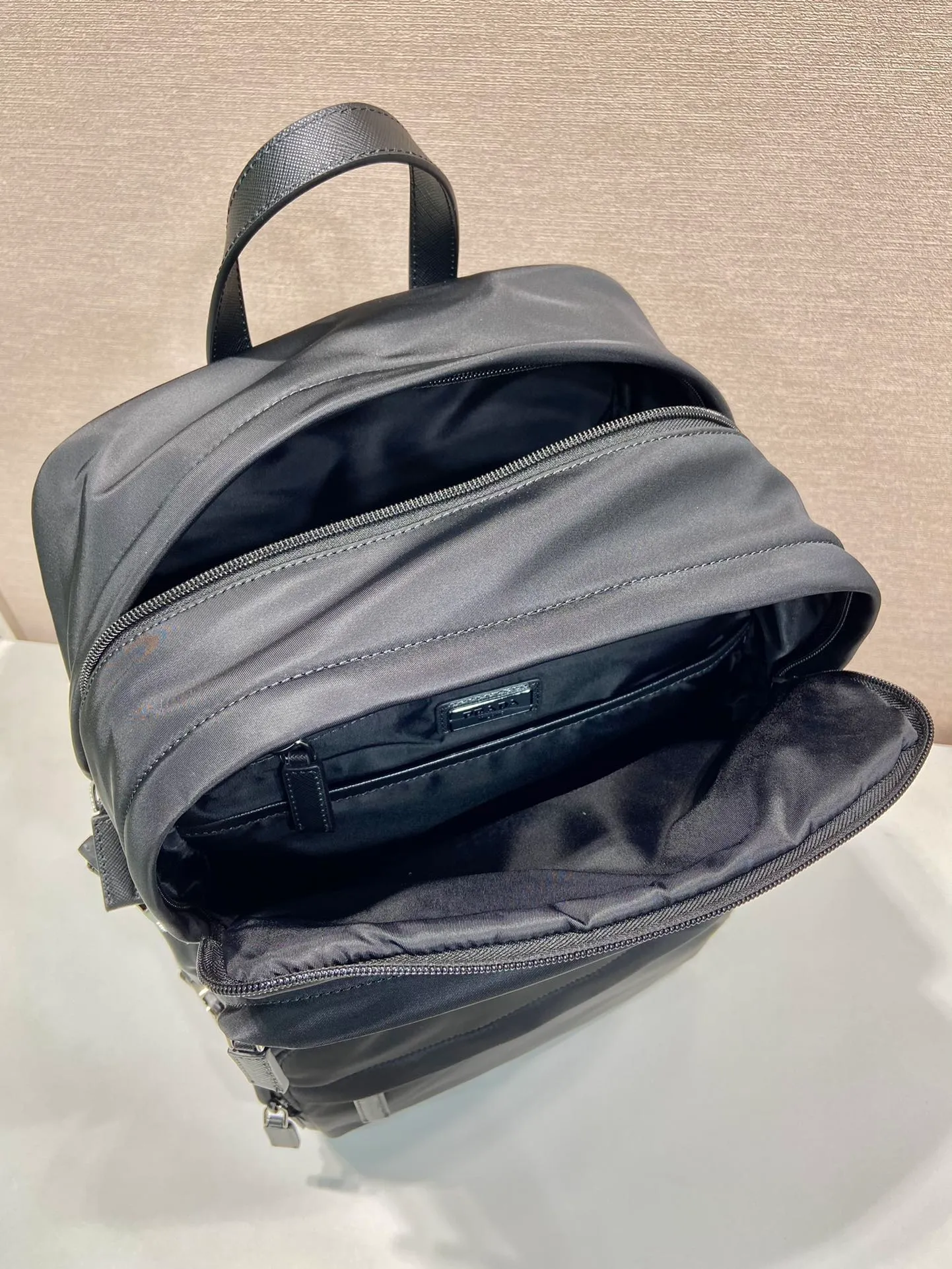 💰1660🎉New backpack🎉2VZ101 multifunctional backpack🎉🎉 This backpack uses imported nylon fabric to present a technological appearance. Zippered main compartment and buckle for easy organization, two compartments, three exterior zippered pockets, padded mesh fabric back for comfort🎉Interior zippered pockets, patch pockets, leather ties and Buckle (for suits/jackets), side buckles and laces👏👏Very practical, equivalent to a suitcase, with many compartments, and a cool upper body effect😎, handsome guys, dare to buy it👏 Length 25.5x Height 21.5x Bottom 45cm🎉🎉🎉👏👏👏