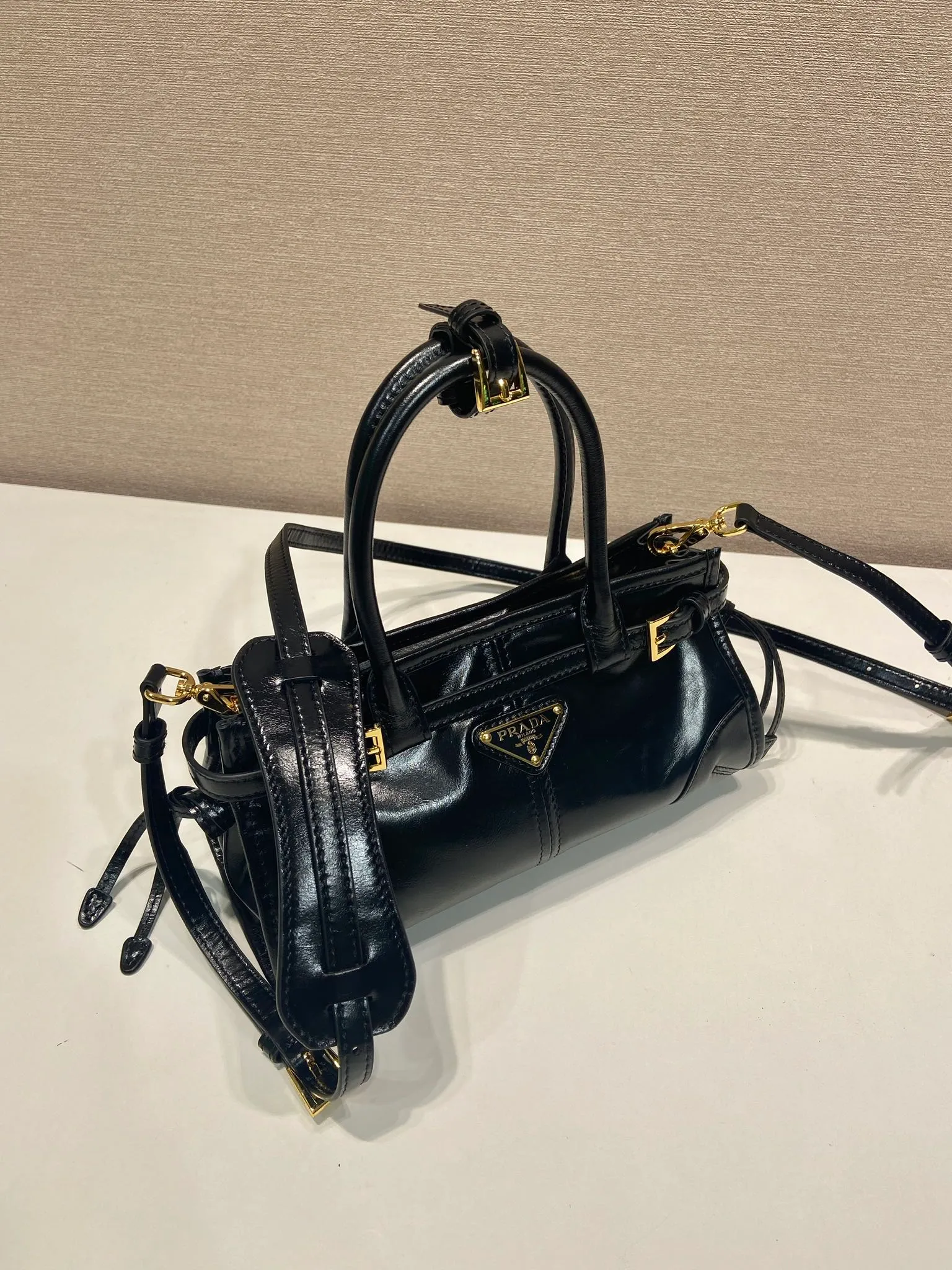 💰1500🎉Softlux oil wax skin🎉1BA486 mini size🎉🎉 This mini hand-held crossbody bag is made of imported waxed leather. The shiny color exudes a classic atmosphere. It is equipped with a detachable and adjustable long shoulder strap. It can be worn cross-body, hand-held or shoulder strap to meet all carrying methods. It has a very large capacity and is easy to use. It is definitely a must-have for fashionistas. It is small in size and is really cute. Hurry up and take this retro style handbag home! Length 23.5 Height 12x Bottom 9cm🎉🎉🎉👏👏👏