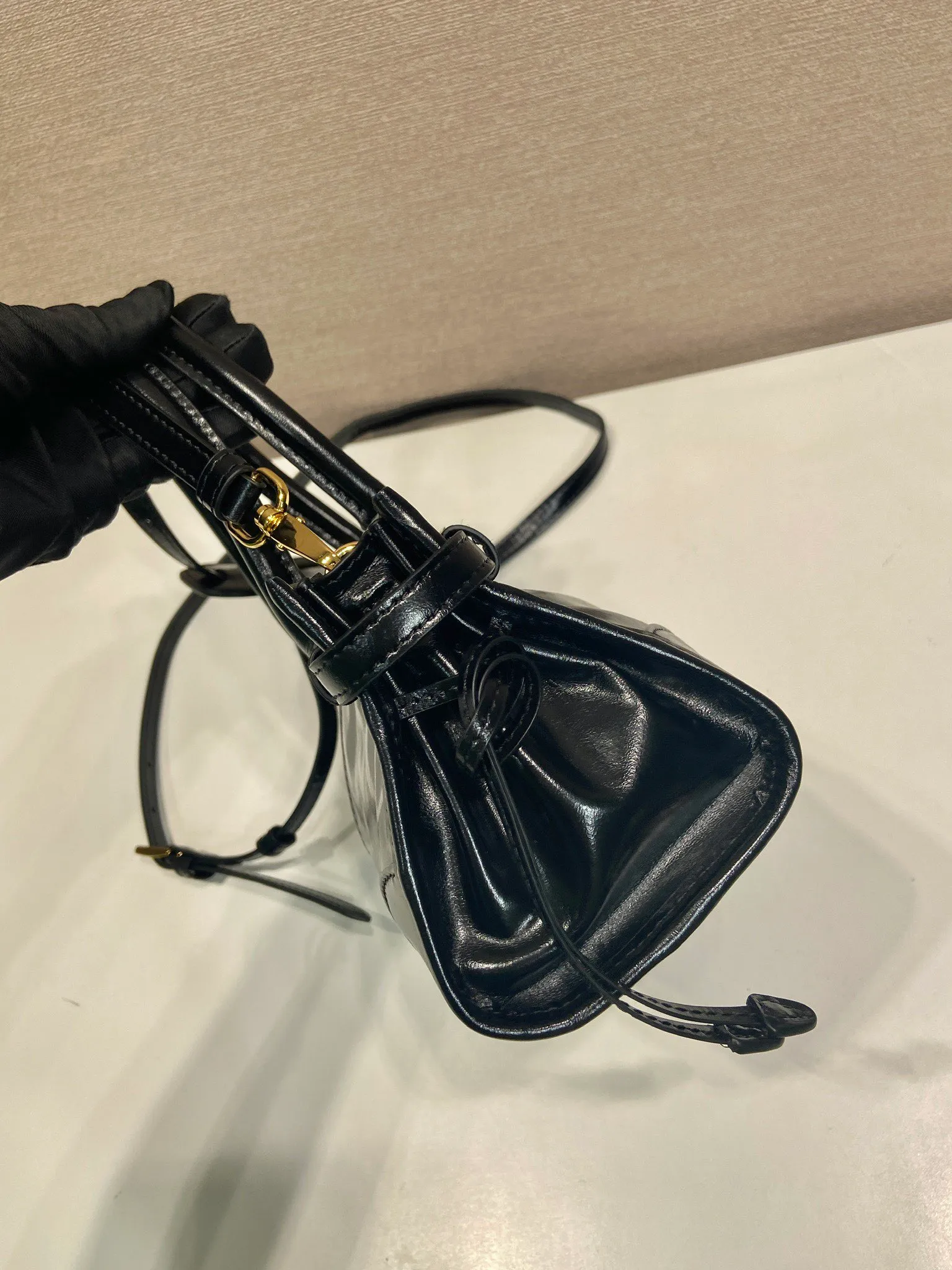 💰1500🎉Softlux oil wax skin🎉1BA486 mini size🎉🎉 This mini hand-held crossbody bag is made of imported waxed leather. The shiny color exudes a classic atmosphere. It is equipped with a detachable and adjustable long shoulder strap. It can be worn cross-body, hand-held or shoulder strap to meet all carrying methods. It has a very large capacity and is easy to use. It is definitely a must-have for fashionistas. It is small in size and is really cute. Hurry up and take this retro style handbag home! Length 23.5 Height 12x Bottom 9cm🎉🎉🎉👏👏👏
