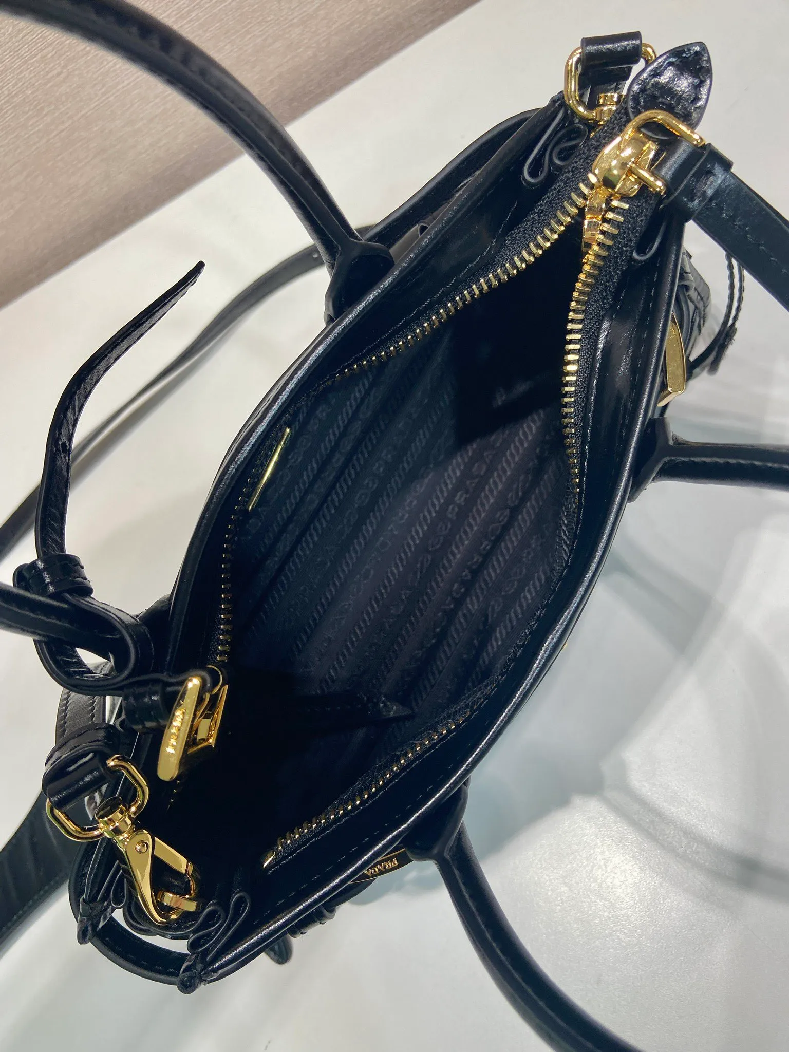 💰1500🎉Softlux oil wax skin🎉1BA486 mini size🎉🎉 This mini hand-held crossbody bag is made of imported waxed leather. The shiny color exudes a classic atmosphere. It is equipped with a detachable and adjustable long shoulder strap. It can be worn cross-body, hand-held or shoulder strap to meet all carrying methods. It has a very large capacity and is easy to use. It is definitely a must-have for fashionistas. It is small in size and is really cute. Hurry up and take this retro style handbag home! Length 23.5 Height 12x Bottom 9cm🎉🎉🎉👏👏👏