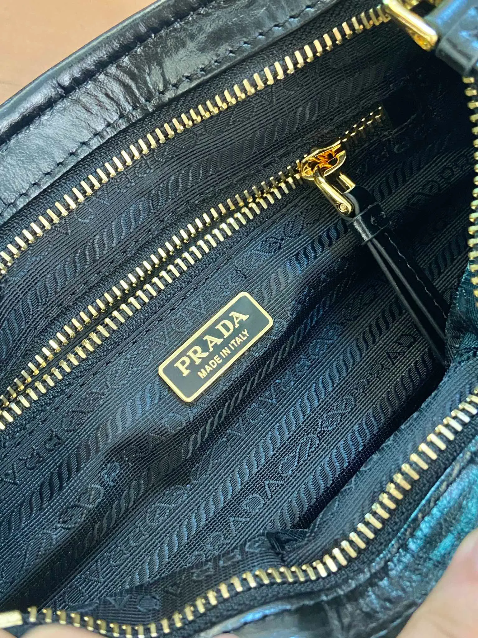 💰1500🎉Softlux oil wax skin🎉1BA486 mini size🎉🎉 This mini hand-held crossbody bag is made of imported waxed leather. The shiny color exudes a classic atmosphere. It is equipped with a detachable and adjustable long shoulder strap. It can be worn cross-body, hand-held or shoulder strap to meet all carrying methods. It has a very large capacity and is easy to use. It is definitely a must-have for fashionistas. It is small in size and is really cute. Hurry up and take this retro style handbag home! Length 23.5 Height 12x Bottom 9cm🎉🎉🎉👏👏👏