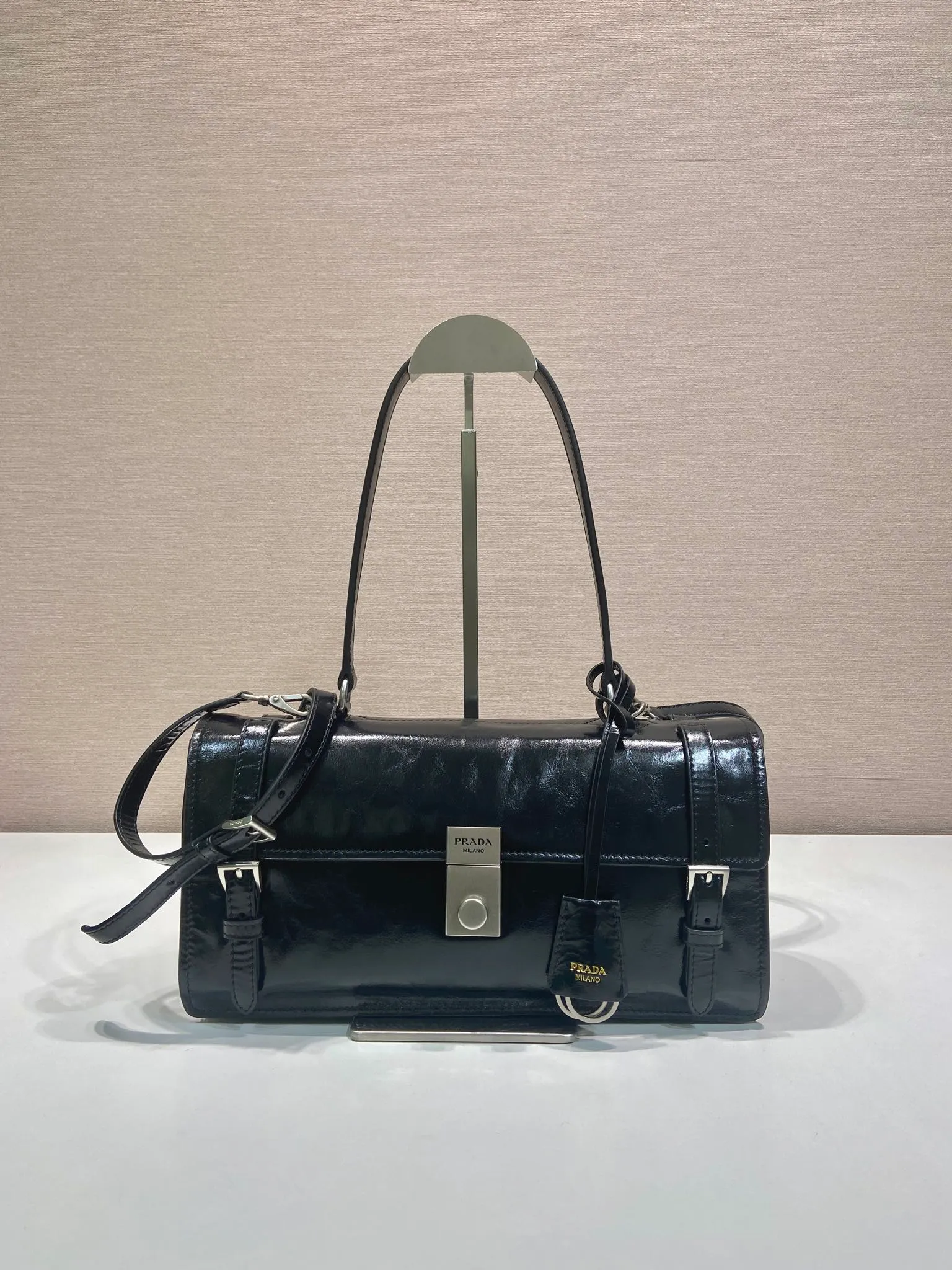 💰1700🎉New Pen Holder Bag🎉1BN026 Small🎉🎉 This leather handbag is inspired by the crisp and formal briefcase. It has a delicate and shiny texture and reinterprets the classic office style silhouette with a new attitude. Designed with exquisite soft details, it adds gentleness and versatile charm to the bag's classic shape. The classic vertical lock buckle embellishes the details, and it is equipped with a long handle, which can be carried over the shoulder, making it more practical. Another popular style that will never go out of style, hurry up and get it🎉🎉 Length 32 height 16.5x base 10cm🎉🎉🎉💰💰💰