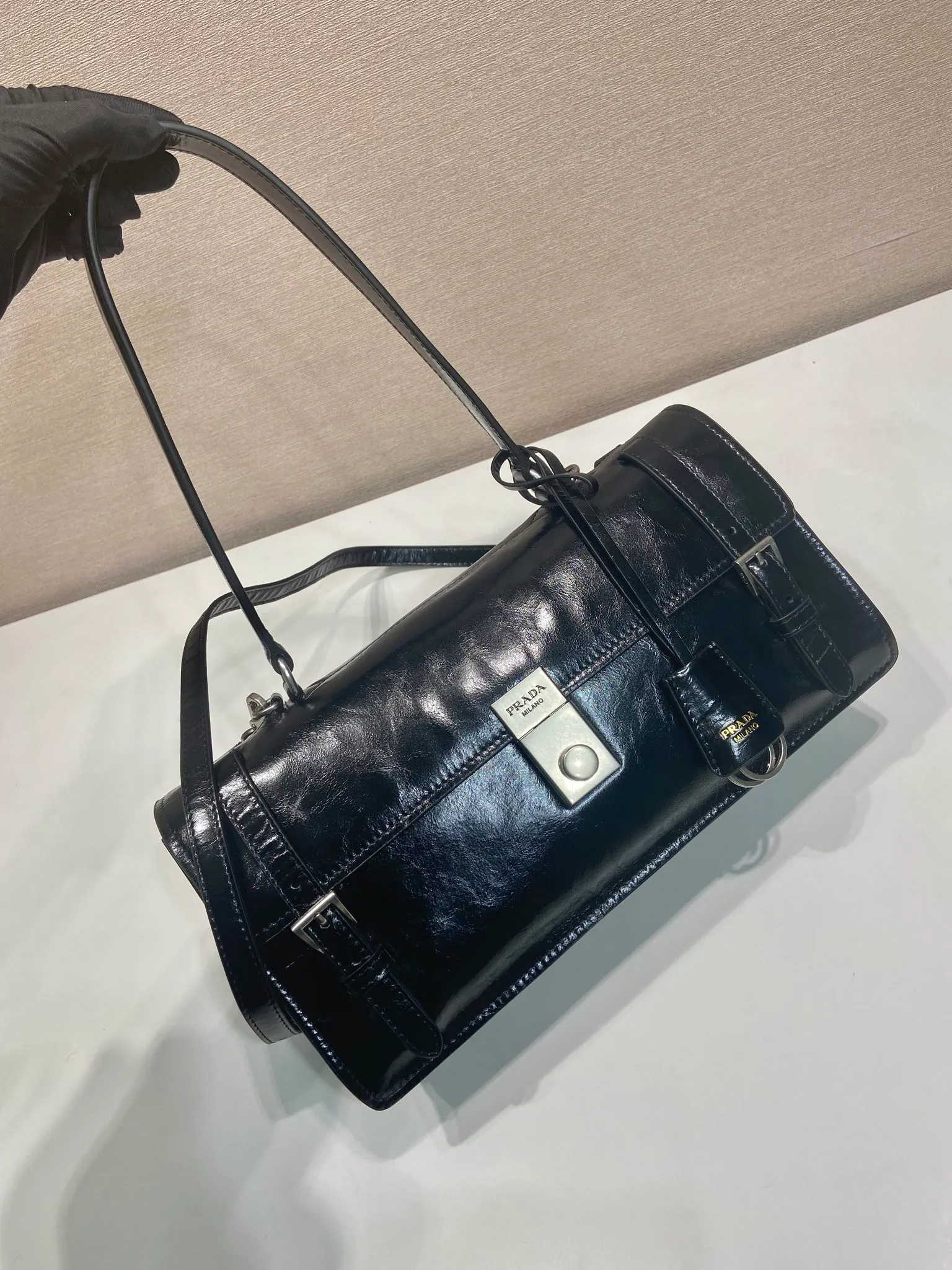 💰1700🎉New Pen Holder Bag🎉1BN026 Small🎉🎉 This leather handbag is inspired by the crisp and formal briefcase. It has a delicate and shiny texture and reinterprets the classic office style silhouette with a new attitude. Designed with exquisite soft details, it adds gentleness and versatile charm to the bag's classic shape. The classic vertical lock buckle embellishes the details, and it is equipped with a long handle, which can be carried over the shoulder, making it more practical. Another popular style that will never go out of style, hurry up and get it🎉🎉 Length 32 height 16.5x base 10cm🎉🎉🎉💰💰💰
