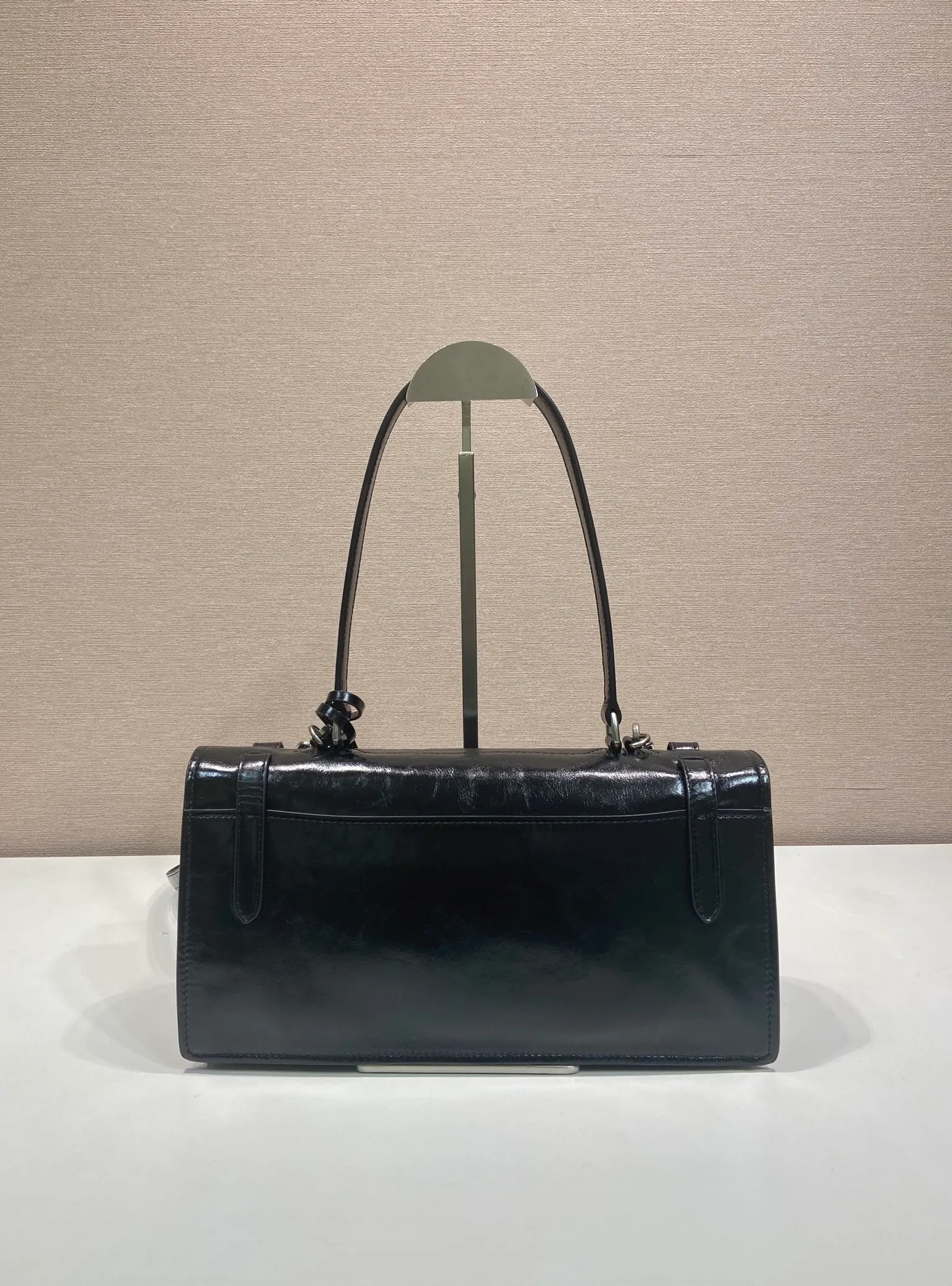 💰1700🎉New Pen Holder Bag🎉1BN026 Small🎉🎉 This leather handbag is inspired by the crisp and formal briefcase. It has a delicate and shiny texture and reinterprets the classic office style silhouette with a new attitude. Designed with exquisite soft details, it adds gentleness and versatile charm to the bag's classic shape. The classic vertical lock buckle embellishes the details, and it is equipped with a long handle, which can be carried over the shoulder, making it more practical. Another popular style that will never go out of style, hurry up and get it🎉🎉 Length 32 height 16.5x base 10cm🎉🎉🎉💰💰💰