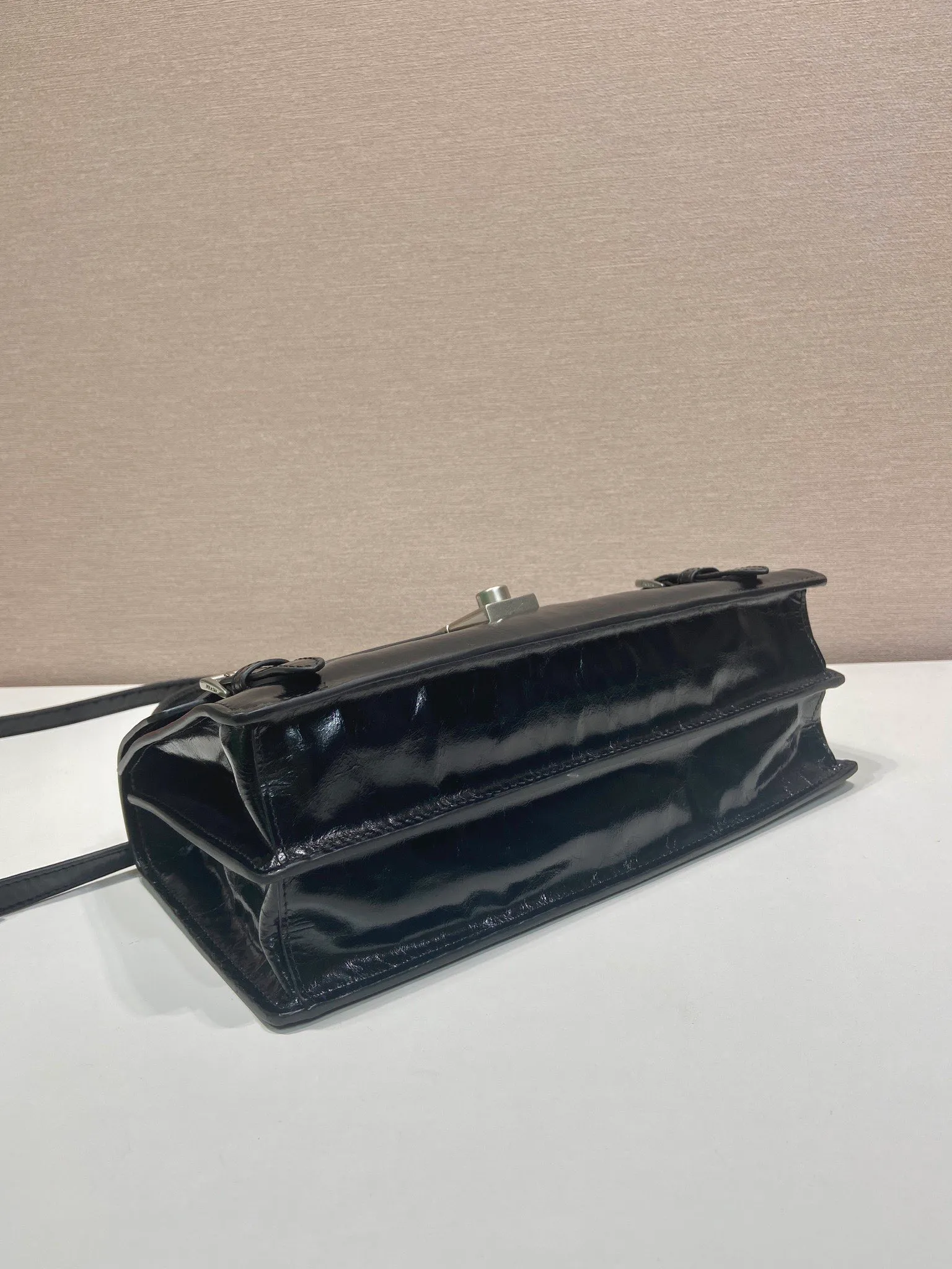 💰1700🎉New Pen Holder Bag🎉1BN026 Small🎉🎉 This leather handbag is inspired by the crisp and formal briefcase. It has a delicate and shiny texture and reinterprets the classic office style silhouette with a new attitude. Designed with exquisite soft details, it adds gentleness and versatile charm to the bag's classic shape. The classic vertical lock buckle embellishes the details, and it is equipped with a long handle, which can be carried over the shoulder, making it more practical. Another popular style that will never go out of style, hurry up and get it🎉🎉 Length 32 height 16.5x base 10cm🎉🎉🎉💰💰💰