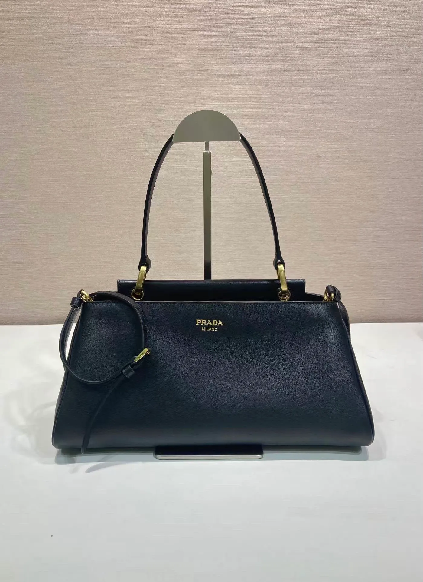 💰1840🎉New product🎉1BA475🎉🎉 This new women's bag is made of imported calfskin with imported sheepskin inside. Top-quality retro hardware, equipped with a detachable long shoulder strap, which can be carried by hand/on the shoulder/cross-body. Zipper openings are designed on both sides of the bag opening, with large capacity. It is also a popular style that will never go out of style, for babies. Hurry up and get it, length 35x height 16x base 13cm🎉🎉🎉💰💰💰