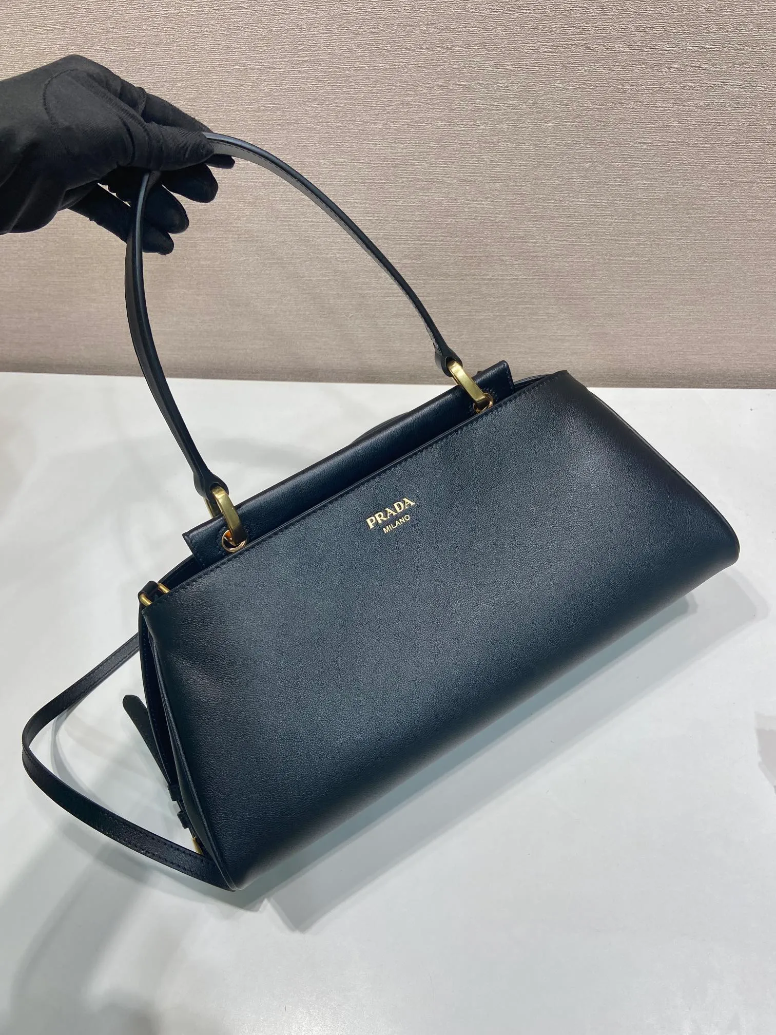 💰1840🎉New product🎉1BA475🎉🎉 This new women's bag is made of imported calfskin with imported sheepskin inside. Top-quality retro hardware, equipped with a detachable long shoulder strap, which can be carried by hand/on the shoulder/cross-body. Zipper openings are designed on both sides of the bag opening, with large capacity. It is also a popular style that will never go out of style, for babies. Hurry up and get it, length 35x height 16x base 13cm🎉🎉🎉💰💰💰