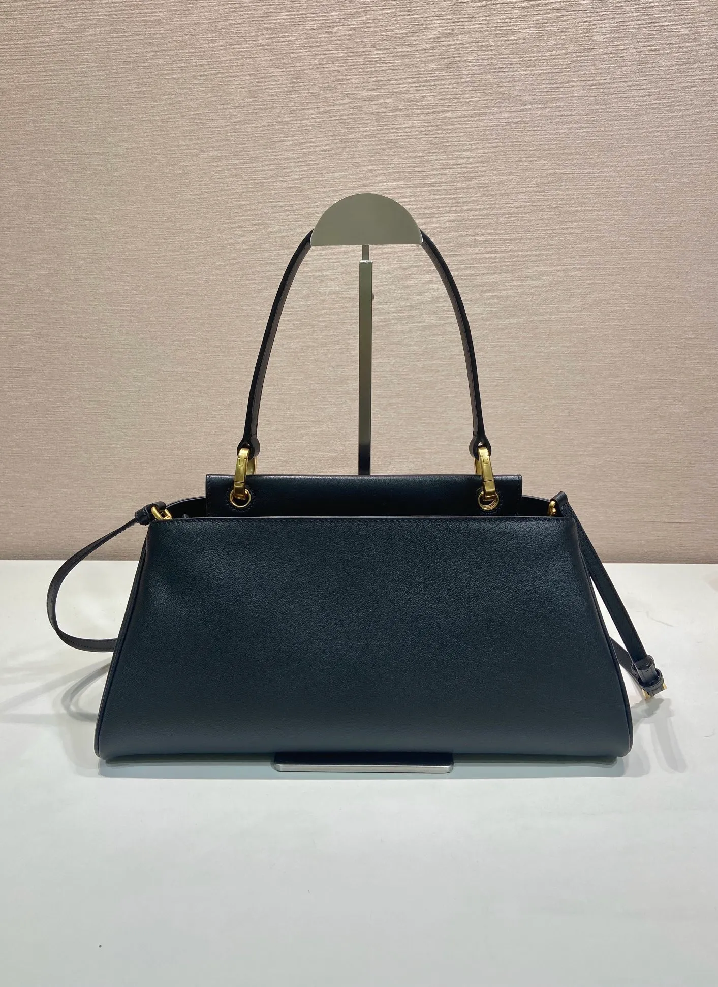 💰1840🎉New product🎉1BA475🎉🎉 This new women's bag is made of imported calfskin with imported sheepskin inside. Top-quality retro hardware, equipped with a detachable long shoulder strap, which can be carried by hand/on the shoulder/cross-body. Zipper openings are designed on both sides of the bag opening, with large capacity. It is also a popular style that will never go out of style, for babies. Hurry up and get it, length 35x height 16x base 13cm🎉🎉🎉💰💰💰