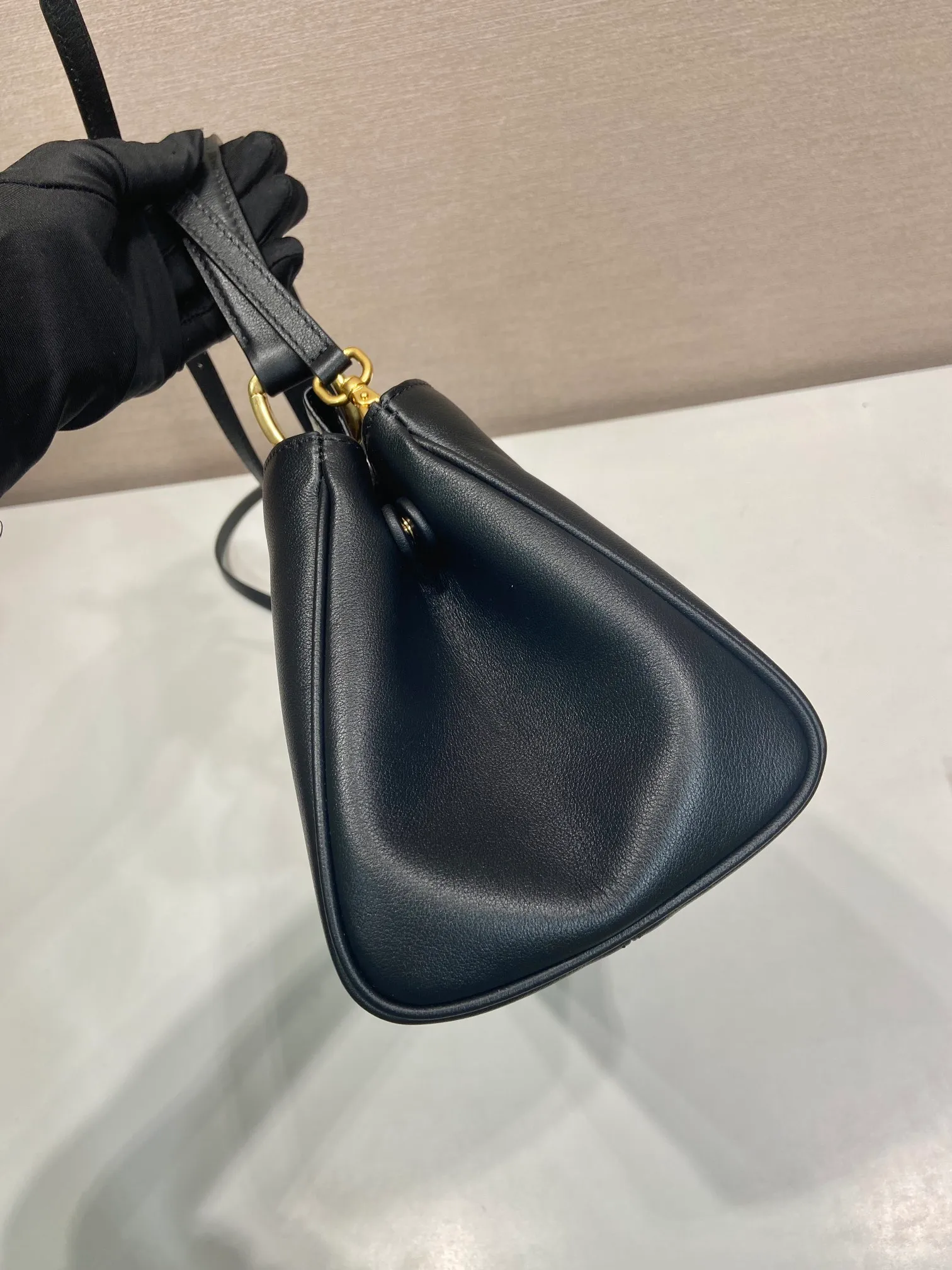 💰1840🎉New product🎉1BA475🎉🎉 This new women's bag is made of imported calfskin with imported sheepskin inside. Top-quality retro hardware, equipped with a detachable long shoulder strap, which can be carried by hand/on the shoulder/cross-body. Zipper openings are designed on both sides of the bag opening, with large capacity. It is also a popular style that will never go out of style, for babies. Hurry up and get it, length 35x height 16x base 13cm🎉🎉🎉💰💰💰