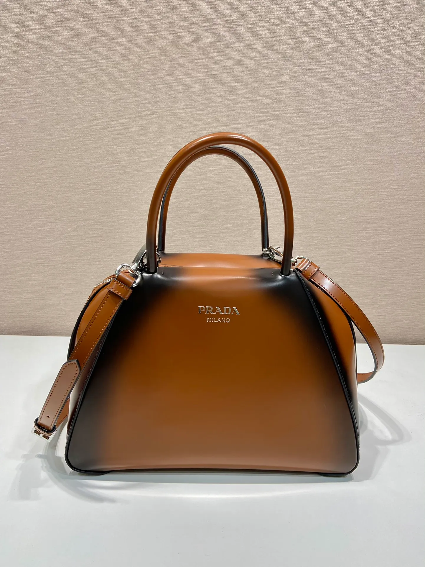 💰1800👏Gradient bowling ball👏1BA366 new gradient color🎉 This handbag with exquisite lines will be unveiled at the 2022 autumn and winter fashion show. Equipped with a detachable and adjustable long shoulder strap that can be carried by hand/cross-body. The elegant silhouette features a hand-painted finish that accentuates geometric lines and three-dimensional effects. Casual and stylish. Large capacity space. Everything you need for daily use can be accommodated! Babies. Hurry up and get it🎉🎉, length 25.5x height 18x ​​base 13.5cm🎉🎉🎉👏👏👏 👏