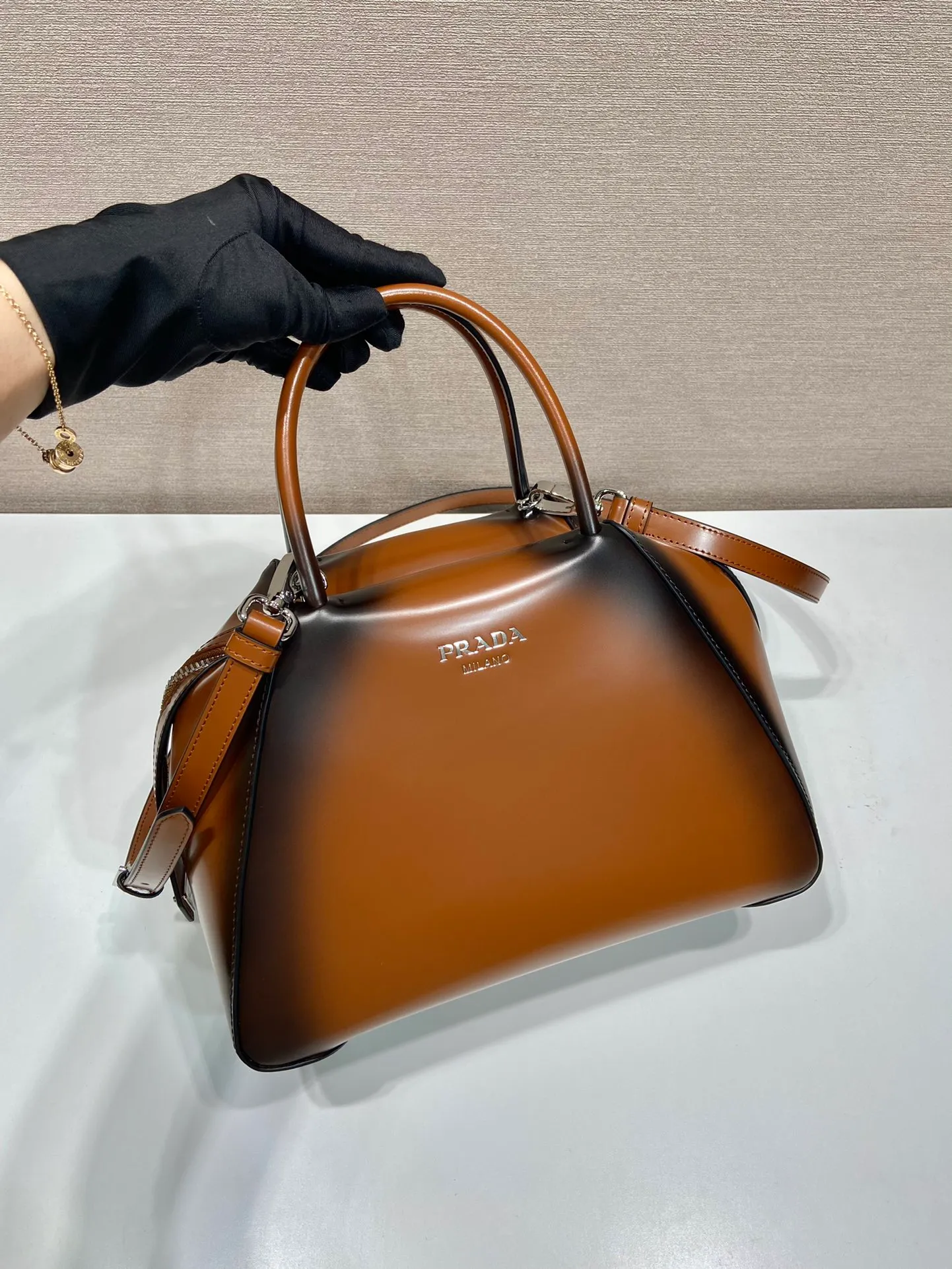 💰1800👏Gradient bowling ball👏1BA366 new gradient color🎉 This handbag with exquisite lines will be unveiled at the 2022 autumn and winter fashion show. Equipped with a detachable and adjustable long shoulder strap that can be carried by hand/cross-body. The elegant silhouette features a hand-painted finish that accentuates geometric lines and three-dimensional effects. Casual and stylish. Large capacity space. Everything you need for daily use can be accommodated! Babies. Hurry up and get it🎉🎉, length 25.5x height 18x ​​base 13.5cm🎉🎉🎉👏👏👏 👏