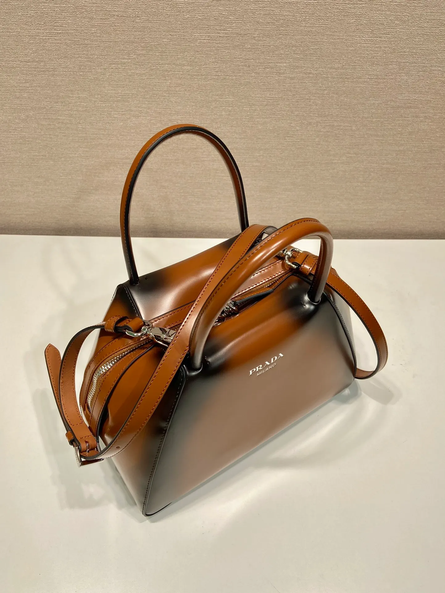 💰1800👏Gradient bowling ball👏1BA366 new gradient color🎉 This handbag with exquisite lines will be unveiled at the 2022 autumn and winter fashion show. Equipped with a detachable and adjustable long shoulder strap that can be carried by hand/cross-body. The elegant silhouette features a hand-painted finish that accentuates geometric lines and three-dimensional effects. Casual and stylish. Large capacity space. Everything you need for daily use can be accommodated! Babies. Hurry up and get it🎉🎉, length 25.5x height 18x ​​base 13.5cm🎉🎉🎉👏👏👏 👏